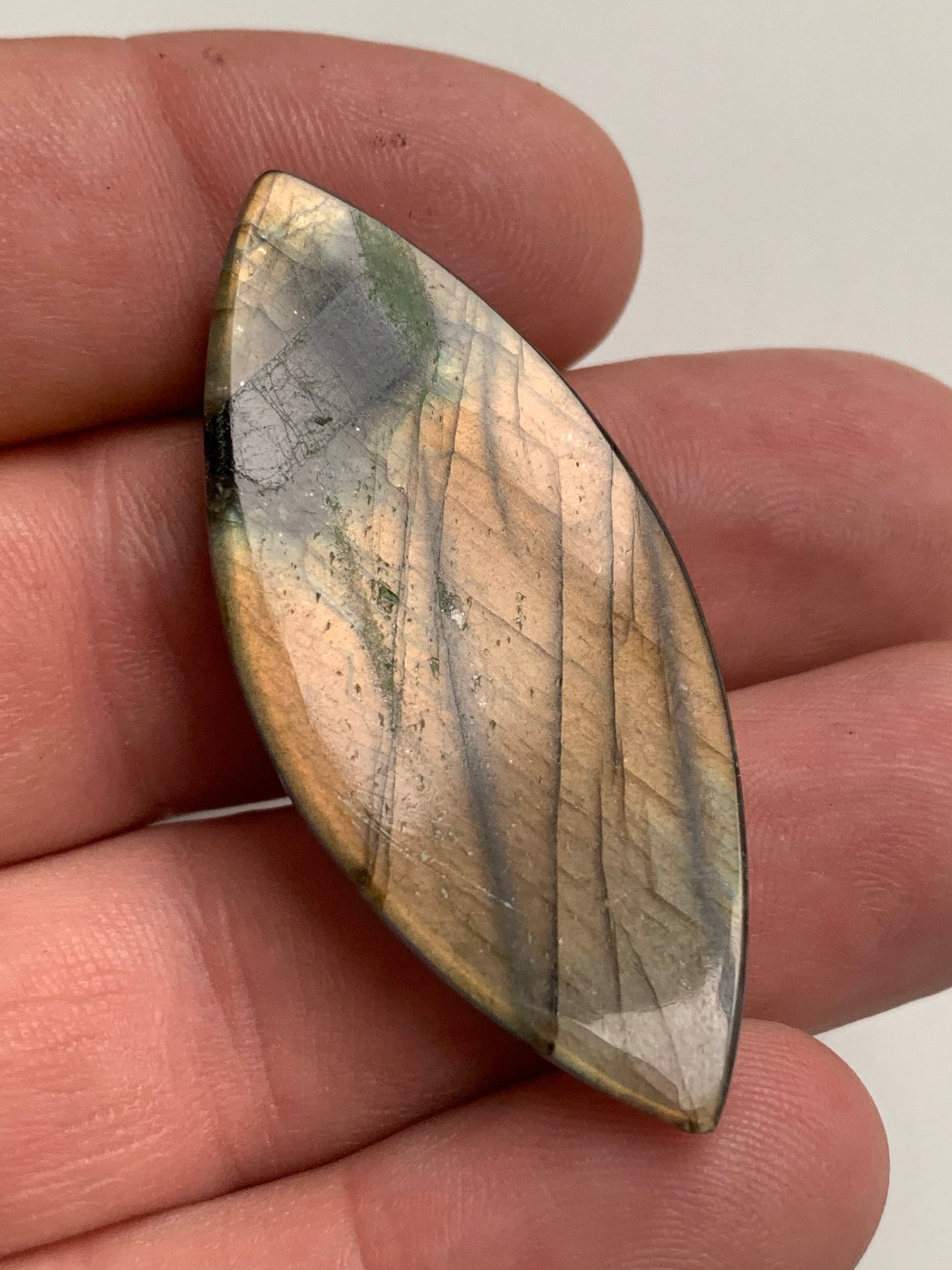 Labradorite, cabochon en forme de 'marquise' - ± 51 x 23 x 8 mm - 13,2 gr. - Qualité AA à AAA !