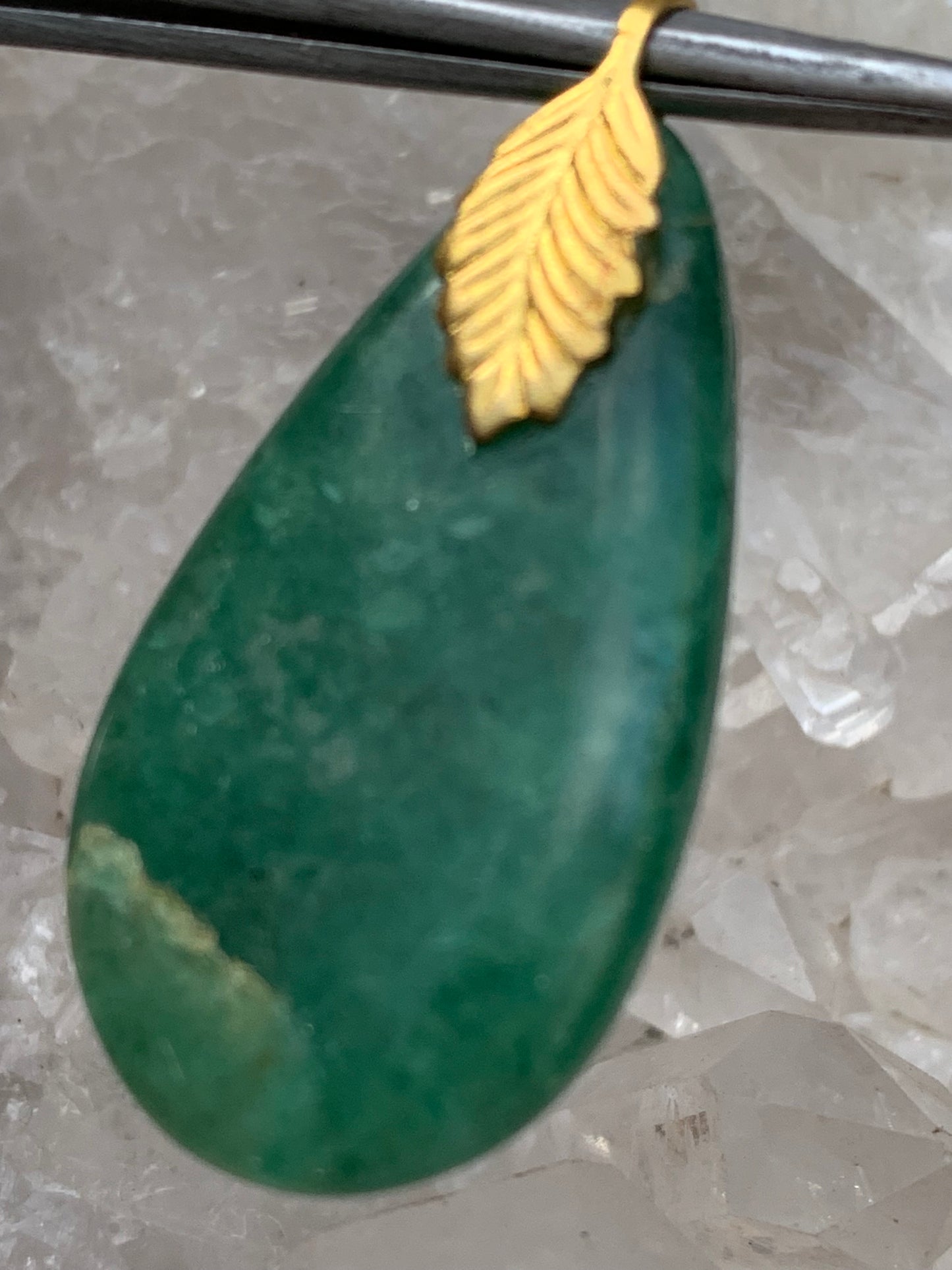 Aventurine/ Quartz vert, pendentif de type 'goutte', qualité A à AA, 40 x 20 x 8 mm environ, parfait pour la bijouterie, collection, lithothérapie...