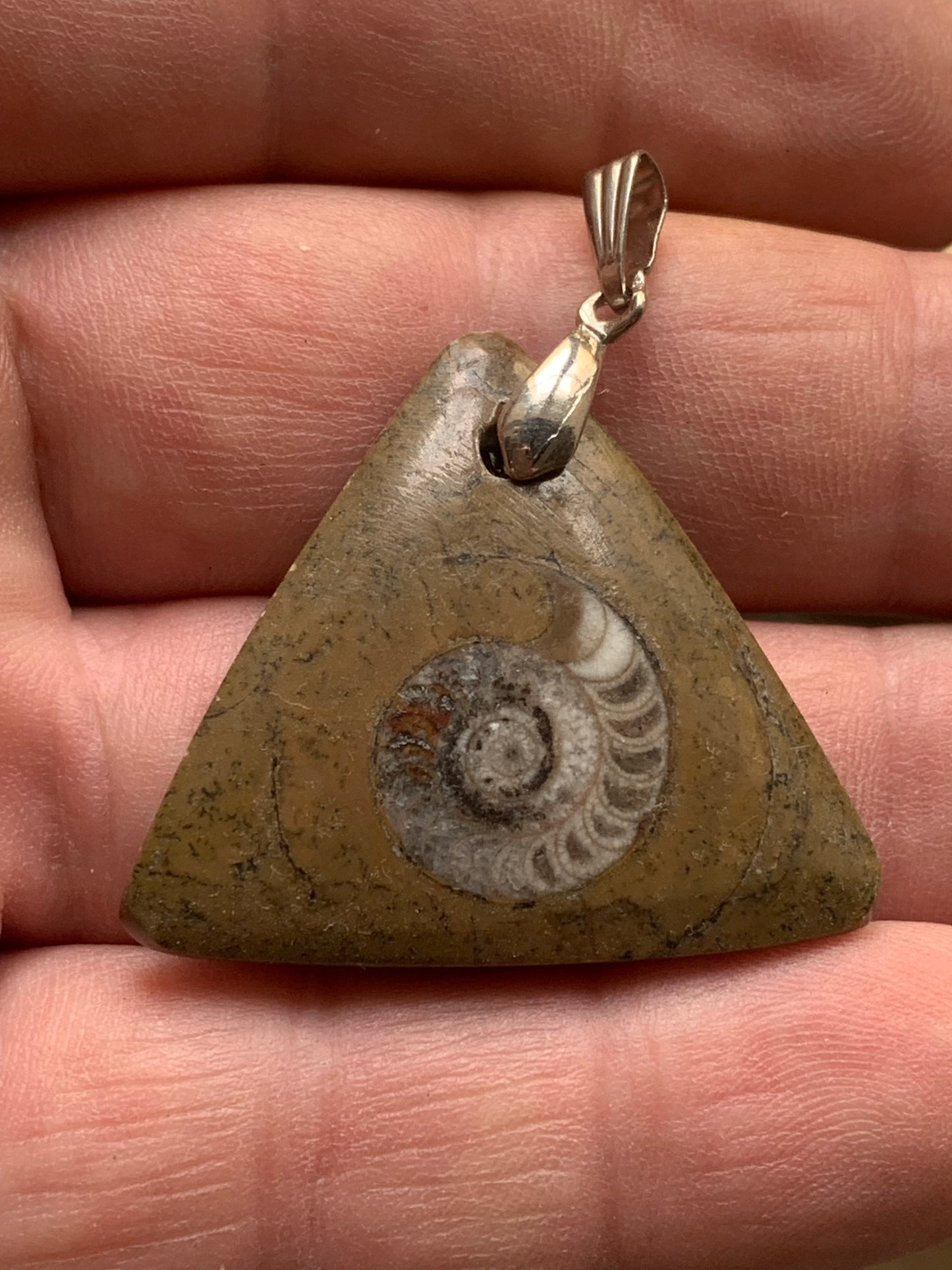 Ammonite fossile dans grès rouge (Usa), pendentif de taille 40 millimètres x 35 x 7. Vendu avec ou sans cordon noir et réglable de 60 cm !