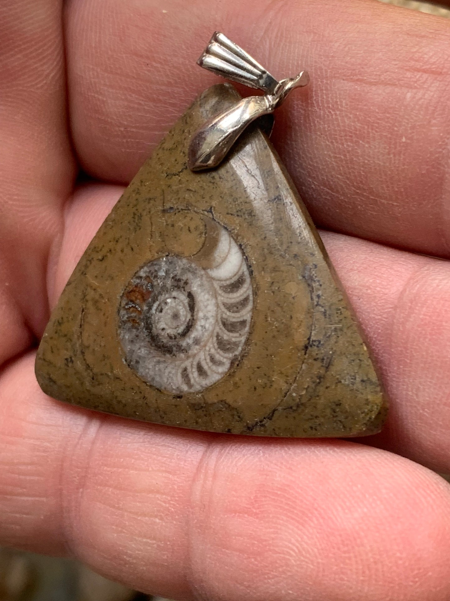 Ammonite fossile dans grès rouge (Usa), pendentif de taille 40 millimètres x 35 x 7. Vendu avec ou sans cordon noir et réglable de 60 cm !
