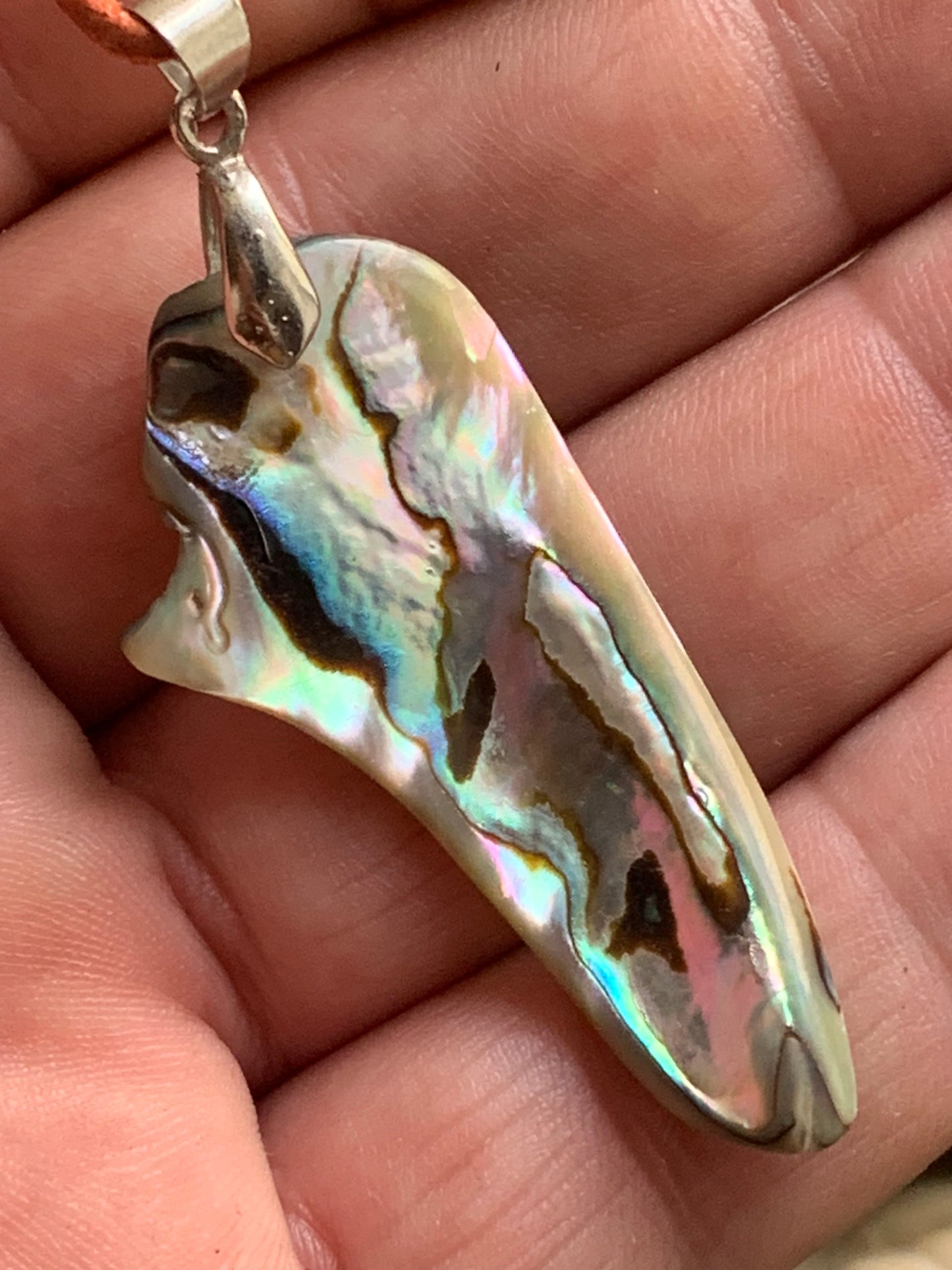 Nacre, pendentif en Ormeau de 60 millimètres x22 x3. Vendu avec ou sans cordon noir et réglable de 60 cm !