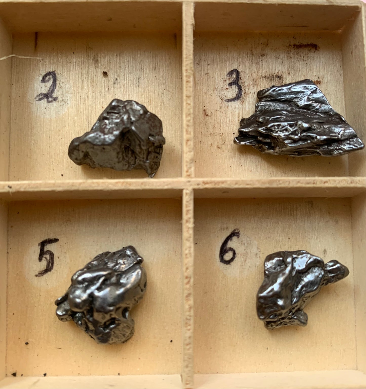Sélection de météorites Campo Del Cielo (Argentine). Pièce au choix de 4 à 7 grammes environ. Très belle qualité, morceau entier et compact. Véritable pépite de l'espace !