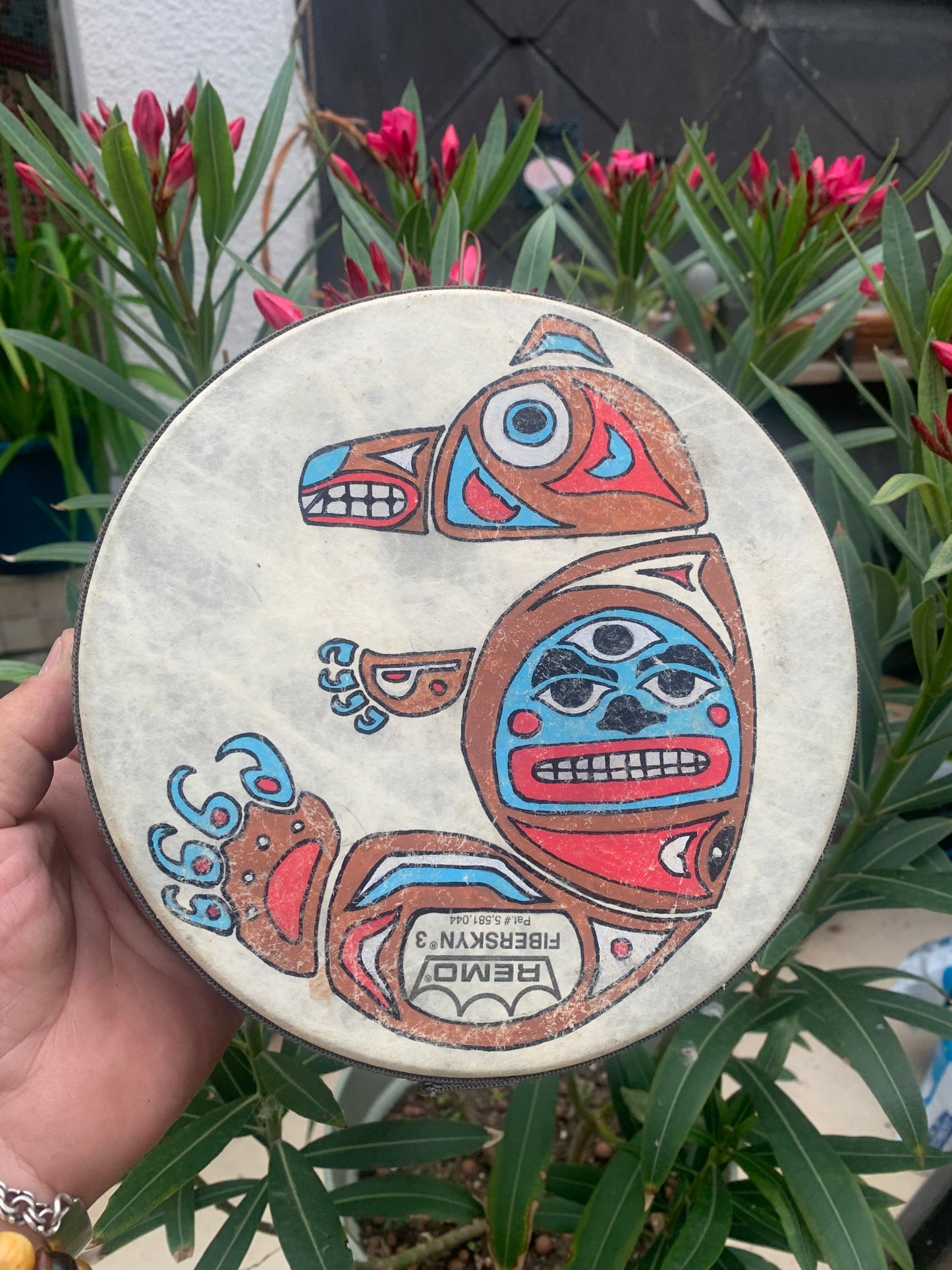 Tambourin/ mini-tambour en peau de chévre de 20x7 cm. Dessin fait main par 'Les tambours de Bruno'. Parfait pour l'accompagnement, pour battre la mesure !