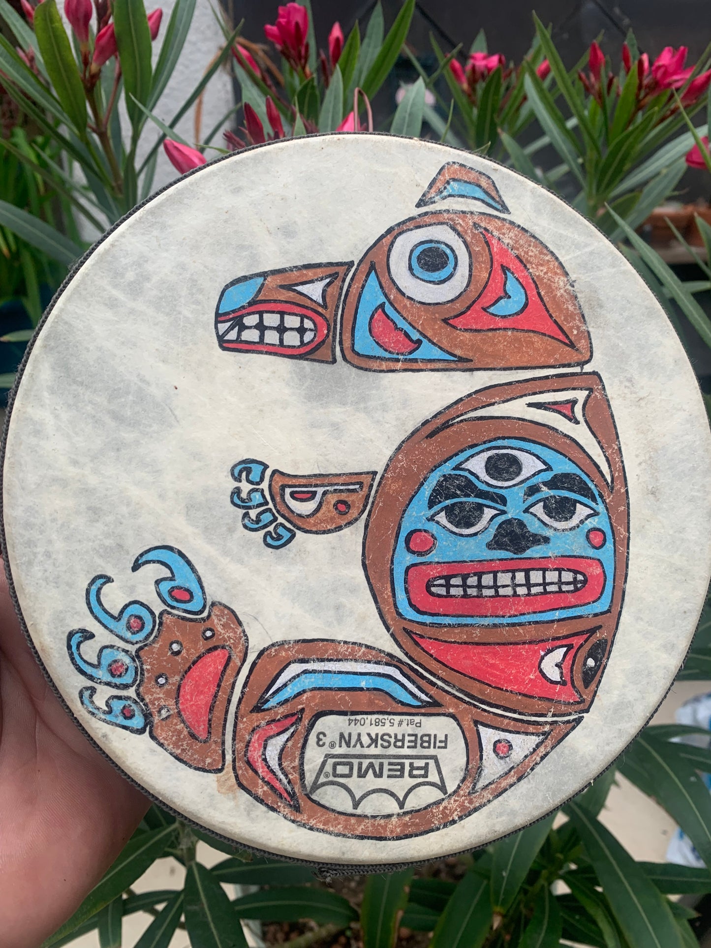 Tambourin/ mini-tambour en peau de chévre de 20x7 cm. Dessin fait main par 'Les tambours de Bruno'. Parfait pour l'accompagnement, pour battre la mesure !