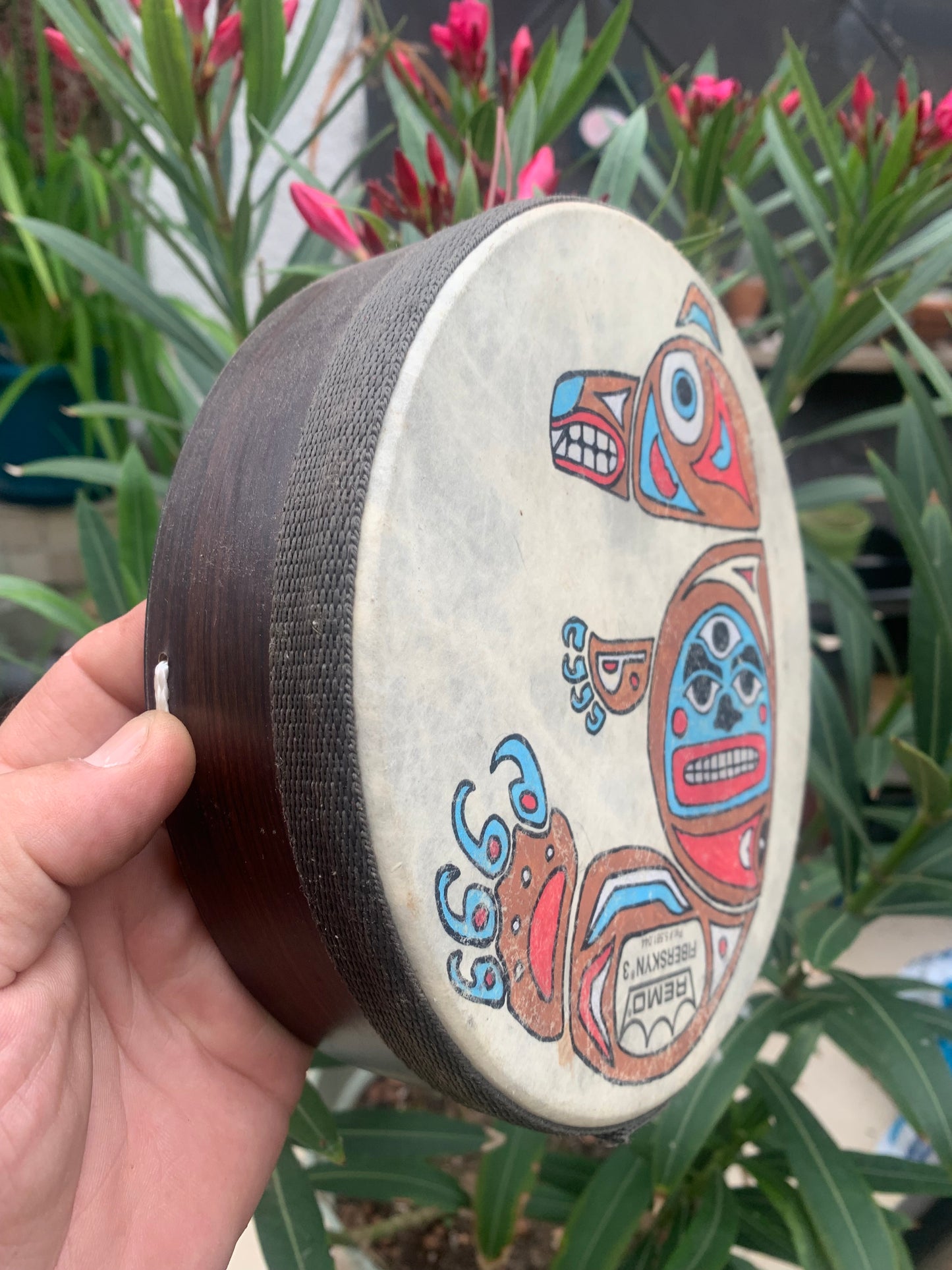 Tambourin/ mini-tambour en peau de chévre de 20x7 cm. Dessin fait main par 'Les tambours de Bruno'. Parfait pour l'accompagnement, pour battre la mesure !