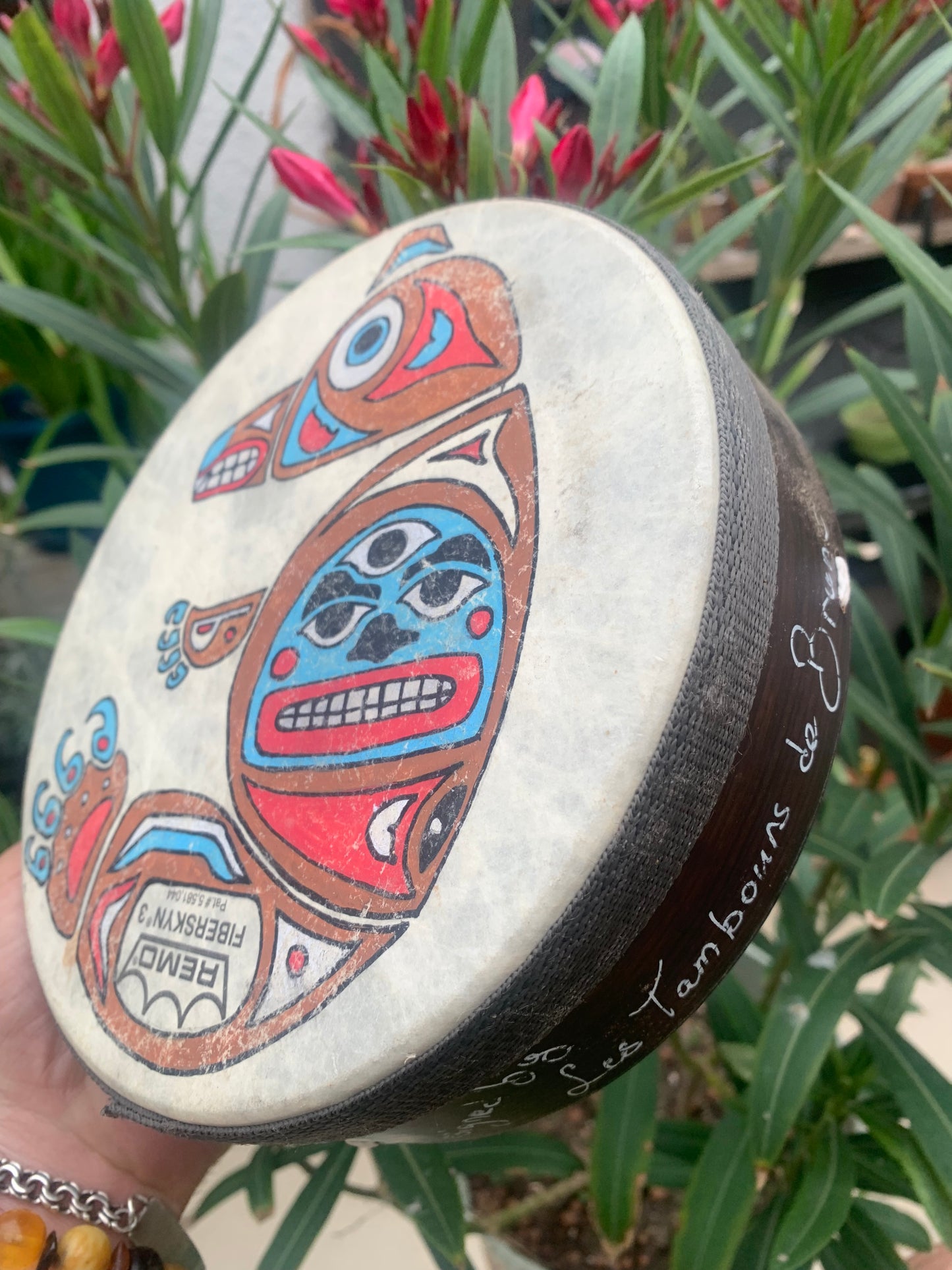 Tambourin/ mini-tambour en peau de chévre de 20x7 cm. Dessin fait main par 'Les tambours de Bruno'. Parfait pour l'accompagnement, pour battre la mesure !