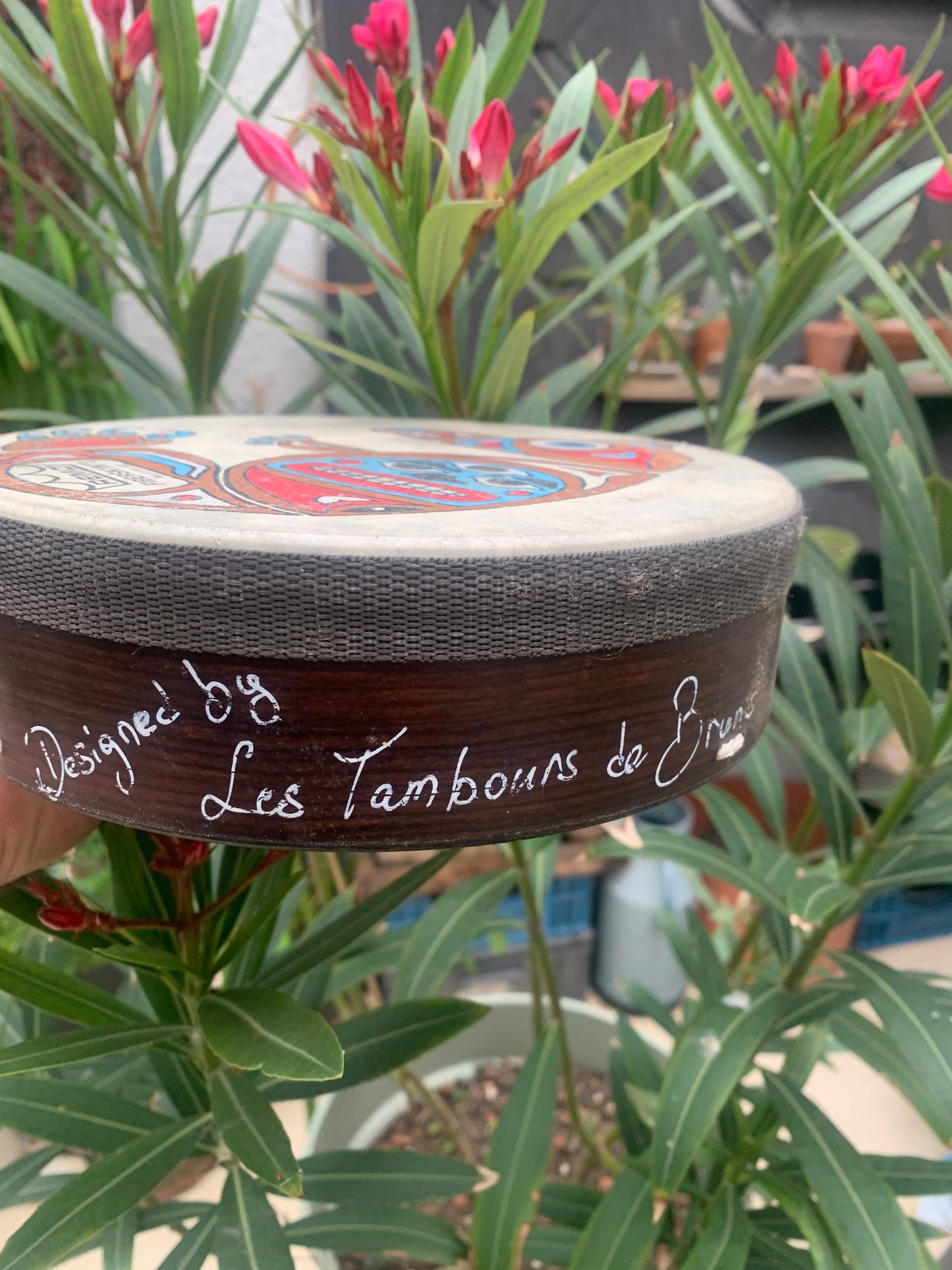 Tambourin/ mini-tambour en peau de chévre de 20x7 cm. Dessin fait main par 'Les tambours de Bruno'. Parfait pour l'accompagnement, pour battre la mesure !