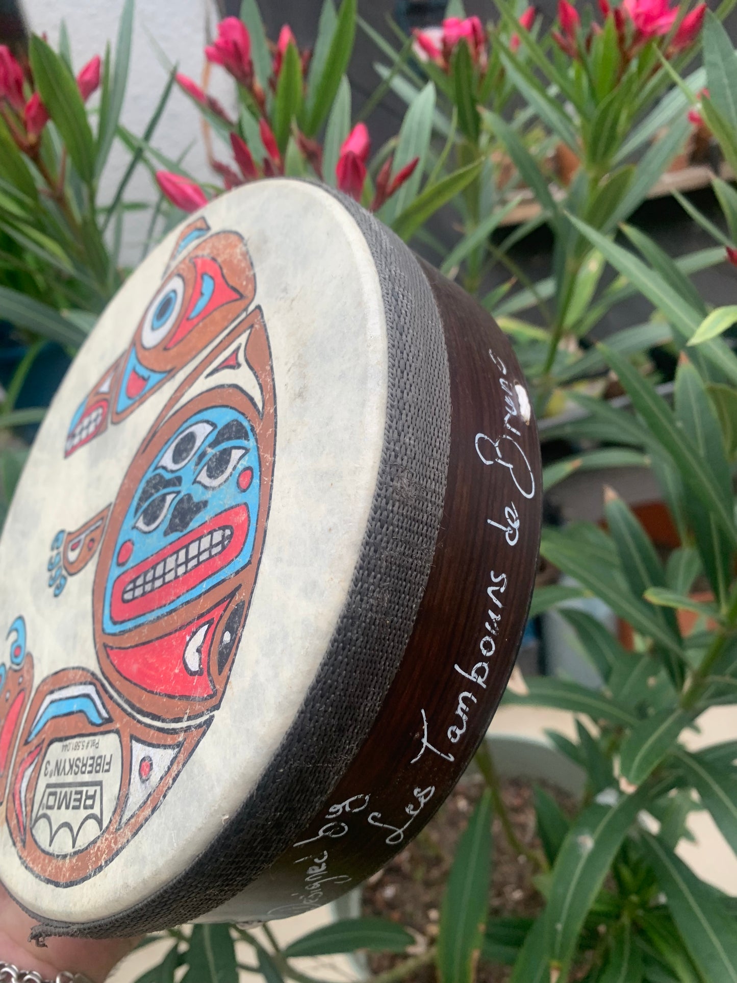 Tambourin/ mini-tambour en peau de chévre de 20x7 cm. Dessin fait main par 'Les tambours de Bruno'. Parfait pour l'accompagnement, pour battre la mesure !