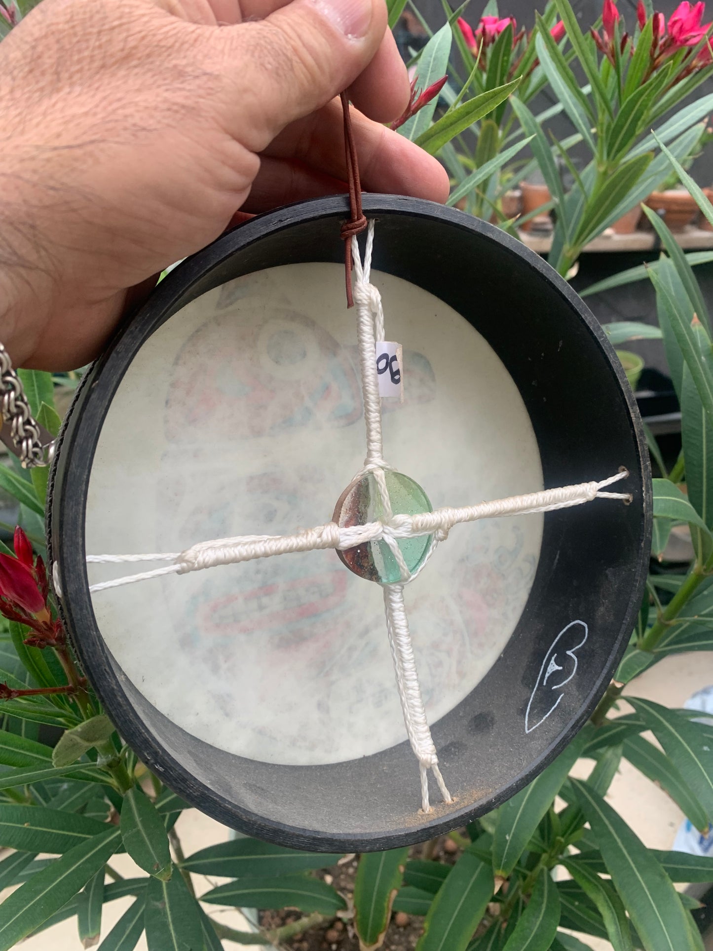 Tambourin/ mini-tambour en peau de chévre de 20x7 cm. Dessin fait main par 'Les tambours de Bruno'. Parfait pour l'accompagnement, pour battre la mesure !