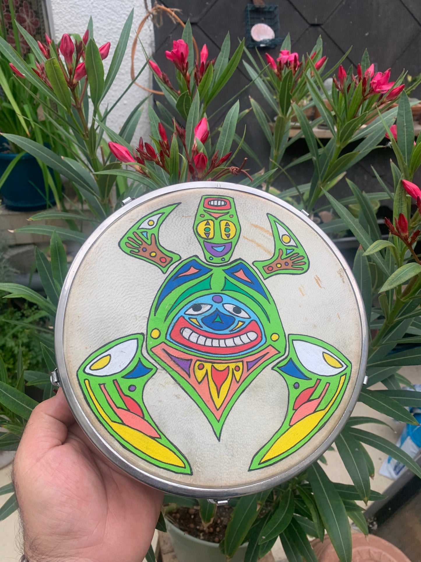 Tambourin/ mini-tambour en peau de chévre de 22x7 cm, avec vis pour réglage pour la tension. Dessin fait main !