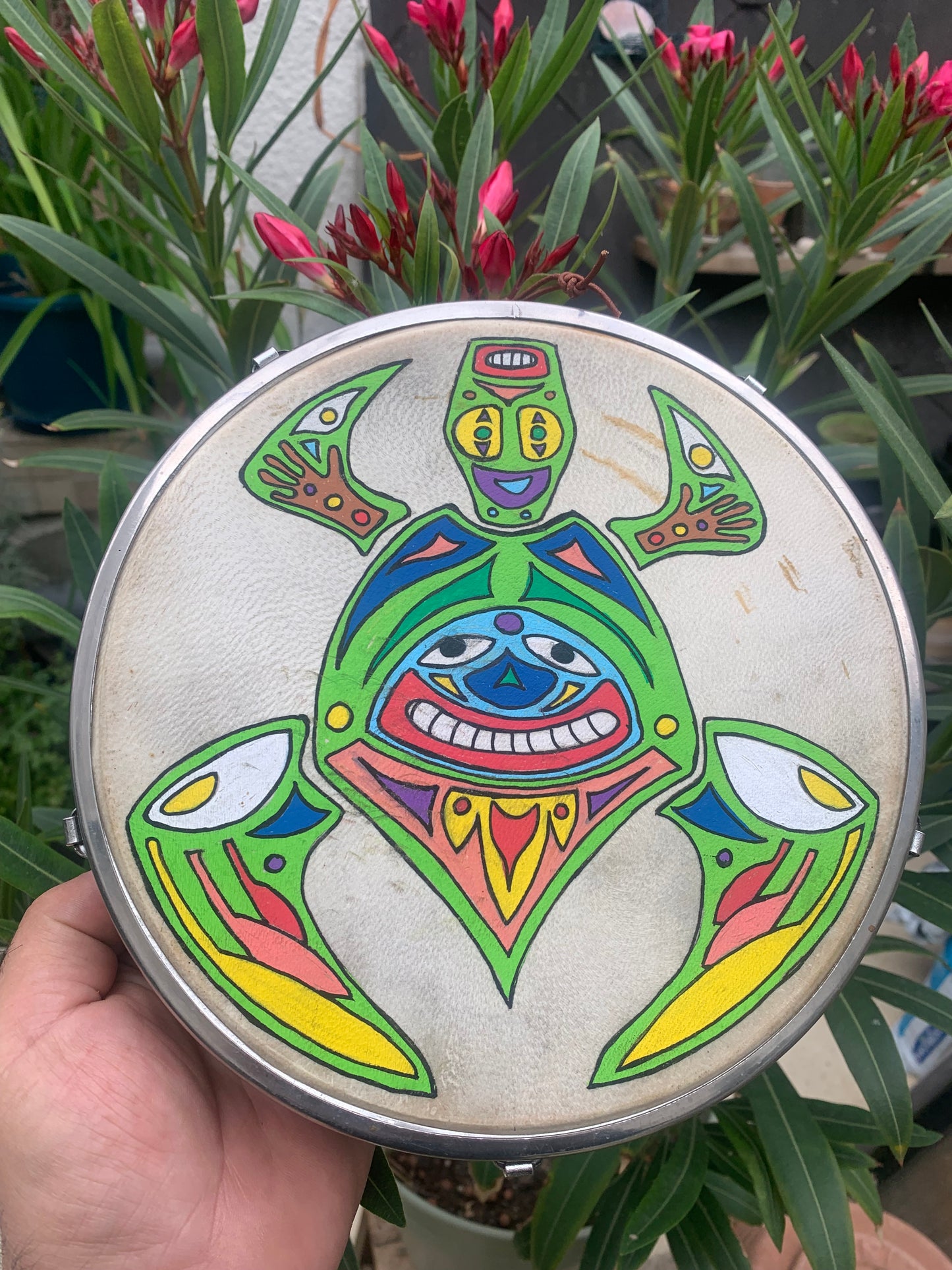 Tambourin/ mini-tambour en peau de chévre de 22x7 cm, avec vis pour réglage pour la tension. Dessin fait main !