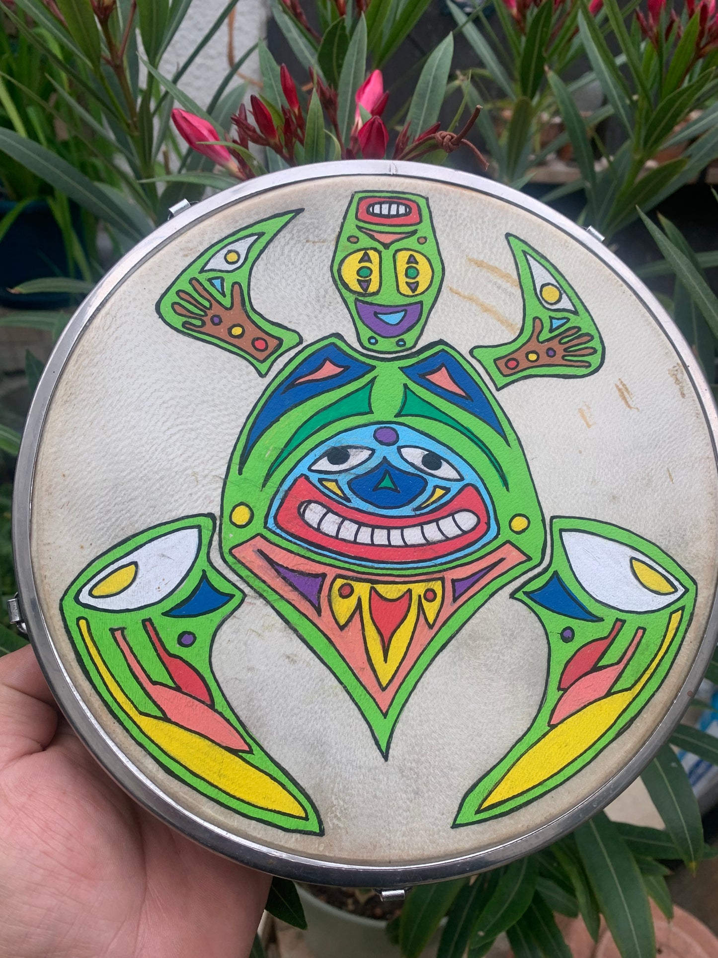 Tambourin/ mini-tambour en peau de chévre de 22x7 cm, avec vis pour réglage pour la tension. Dessin fait main !