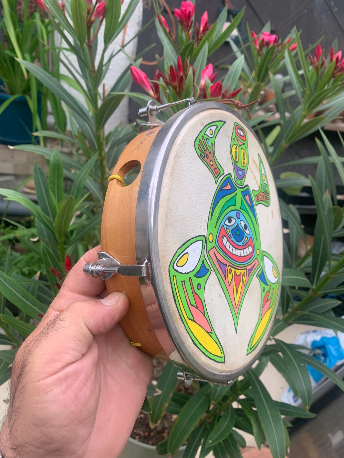 Tambourin/ mini-tambour en peau de chévre de 22x7 cm, avec vis pour réglage pour la tension. Dessin fait main !