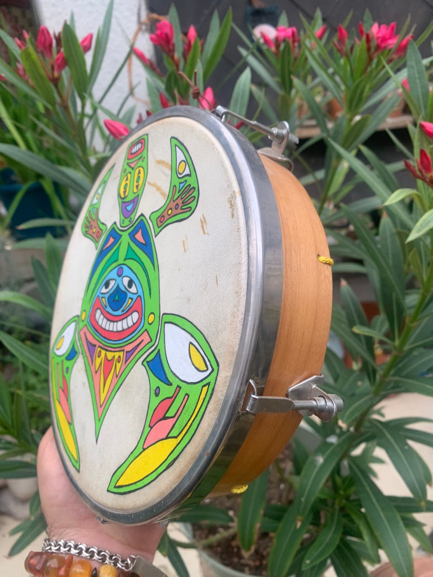 Tambourin/ mini-tambour en peau de chévre de 22x7 cm, avec vis pour réglage pour la tension. Dessin fait main !