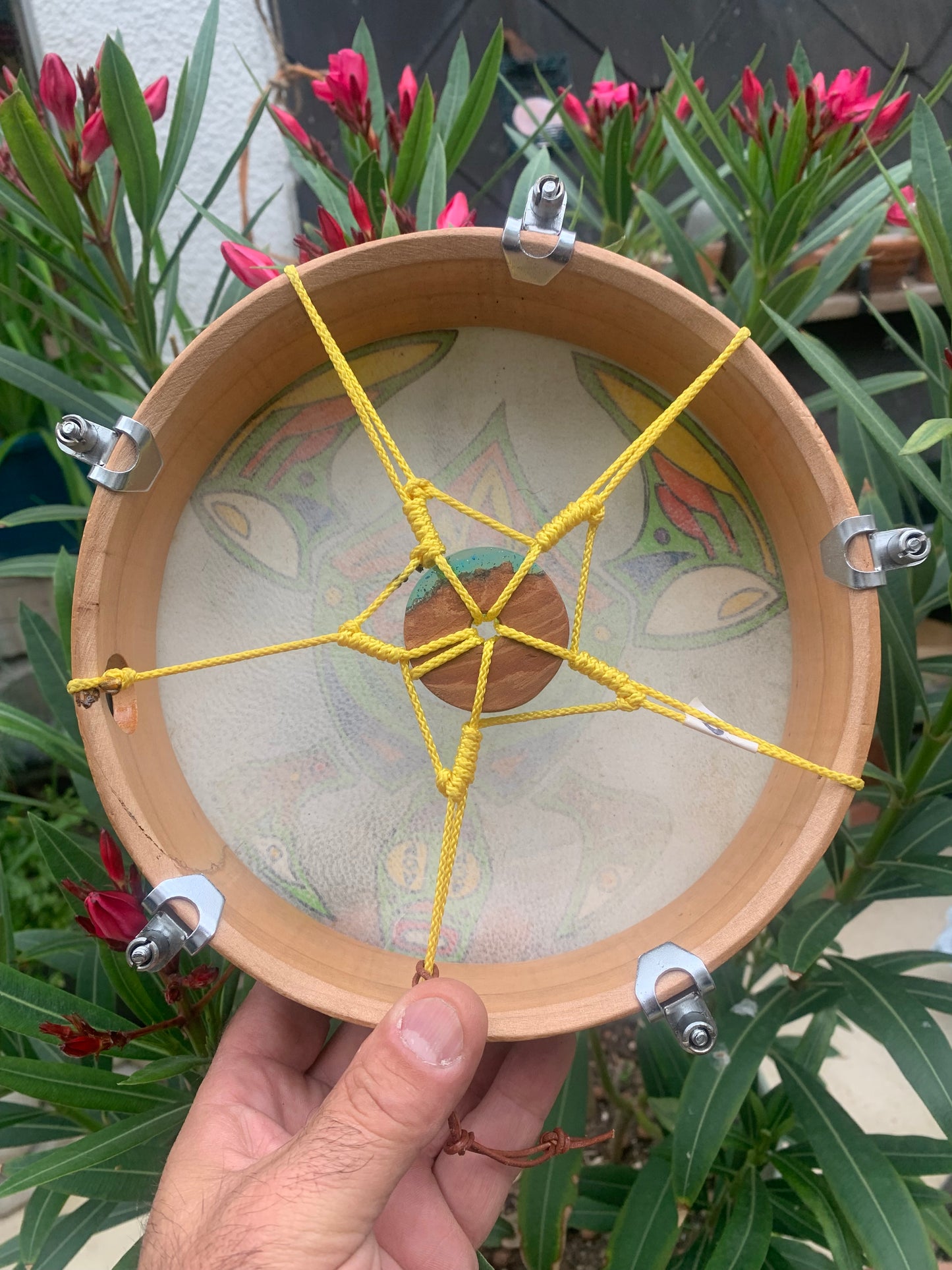 Tambourin/ mini-tambour en peau de chévre de 22x7 cm, avec vis pour réglage pour la tension. Dessin fait main !