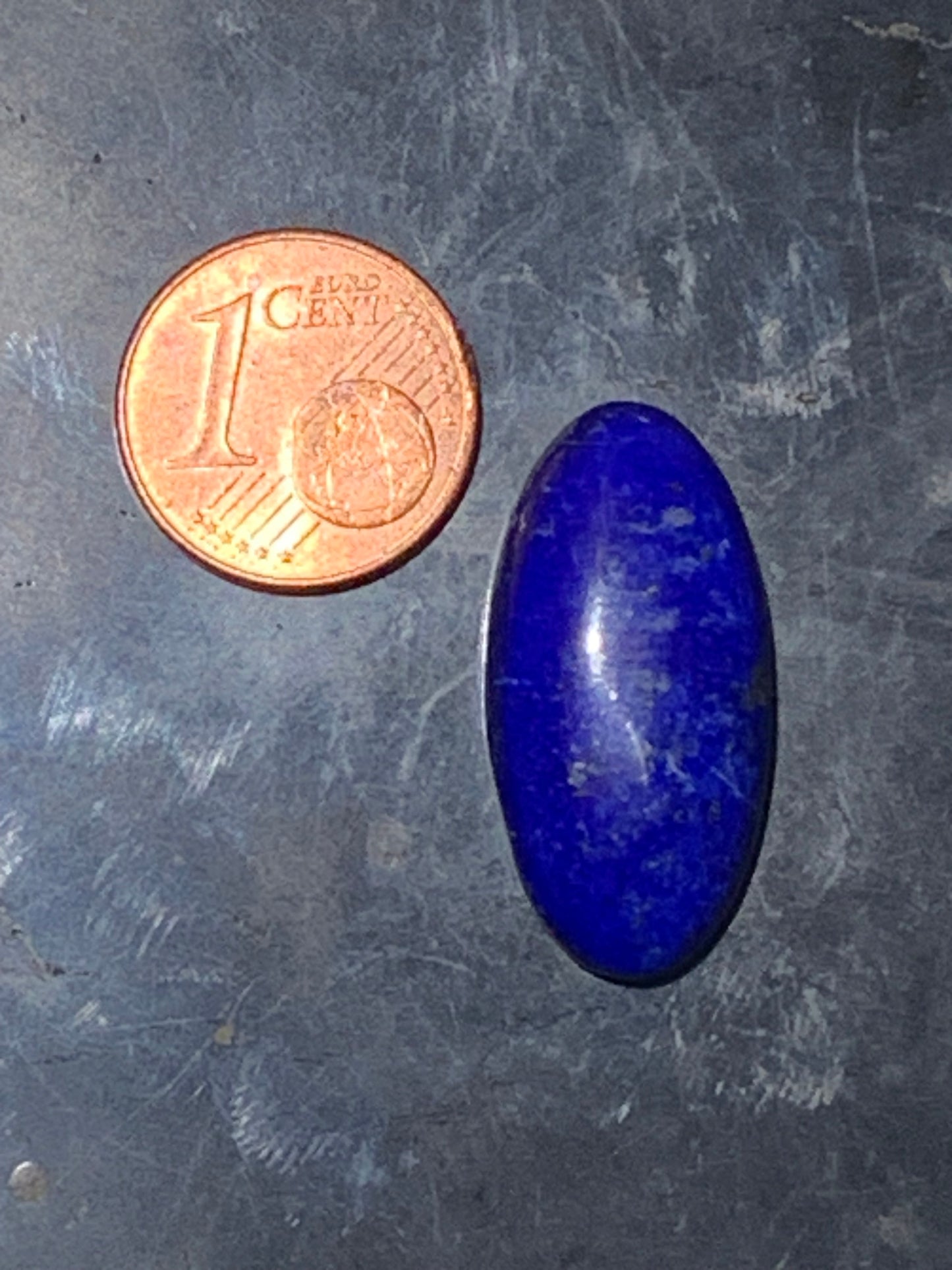 Lapis lazuli, cabochon de 26 mm x 13 x 7 - 21 carats. Parfait en bijouterie, collection ,exposition...