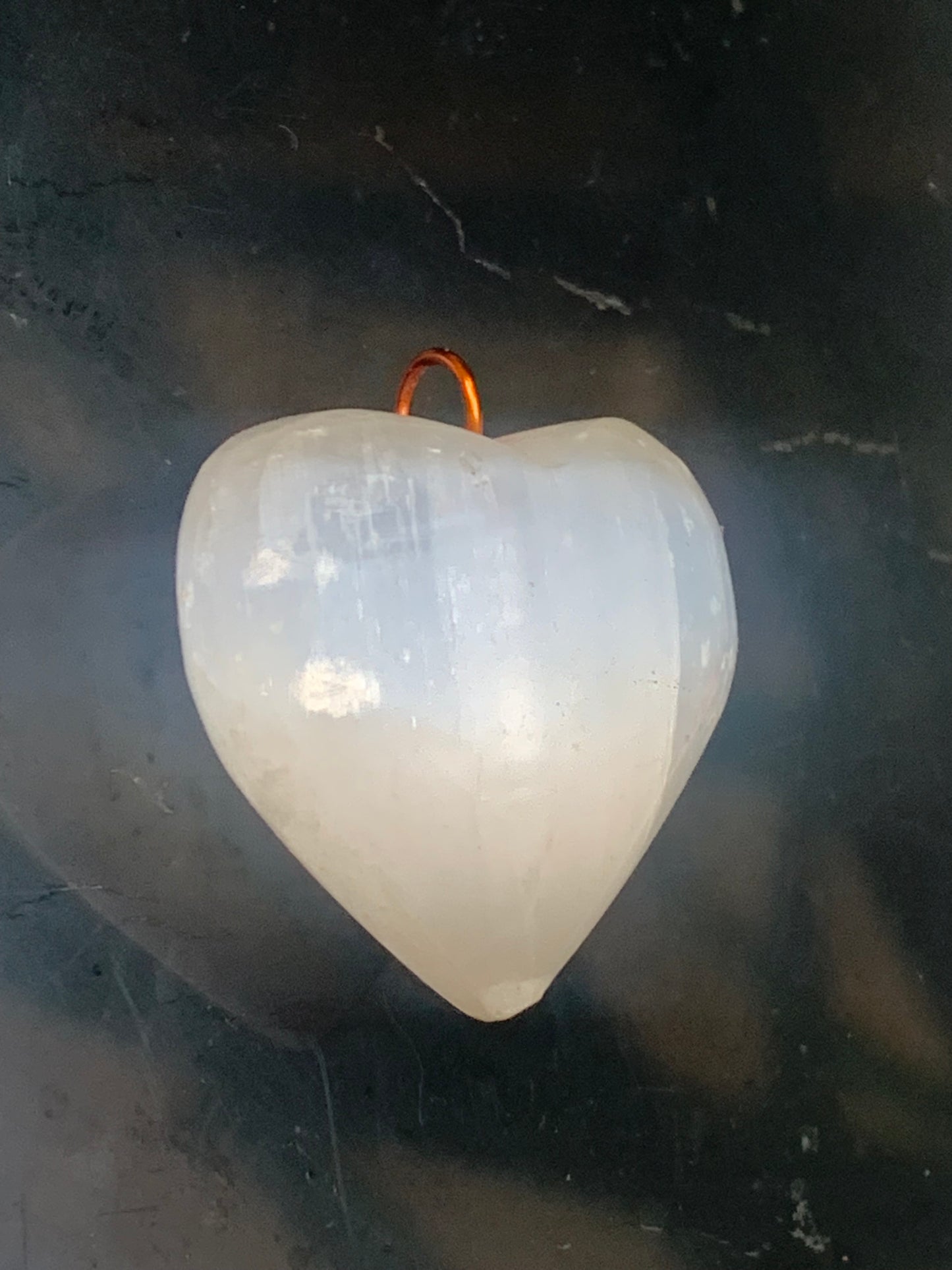 Sélénite, pendentif de 27mm x27 x15. Fait sur métal (laiton) finition argenté. Vendu avec cordon réglable de couleur noire !