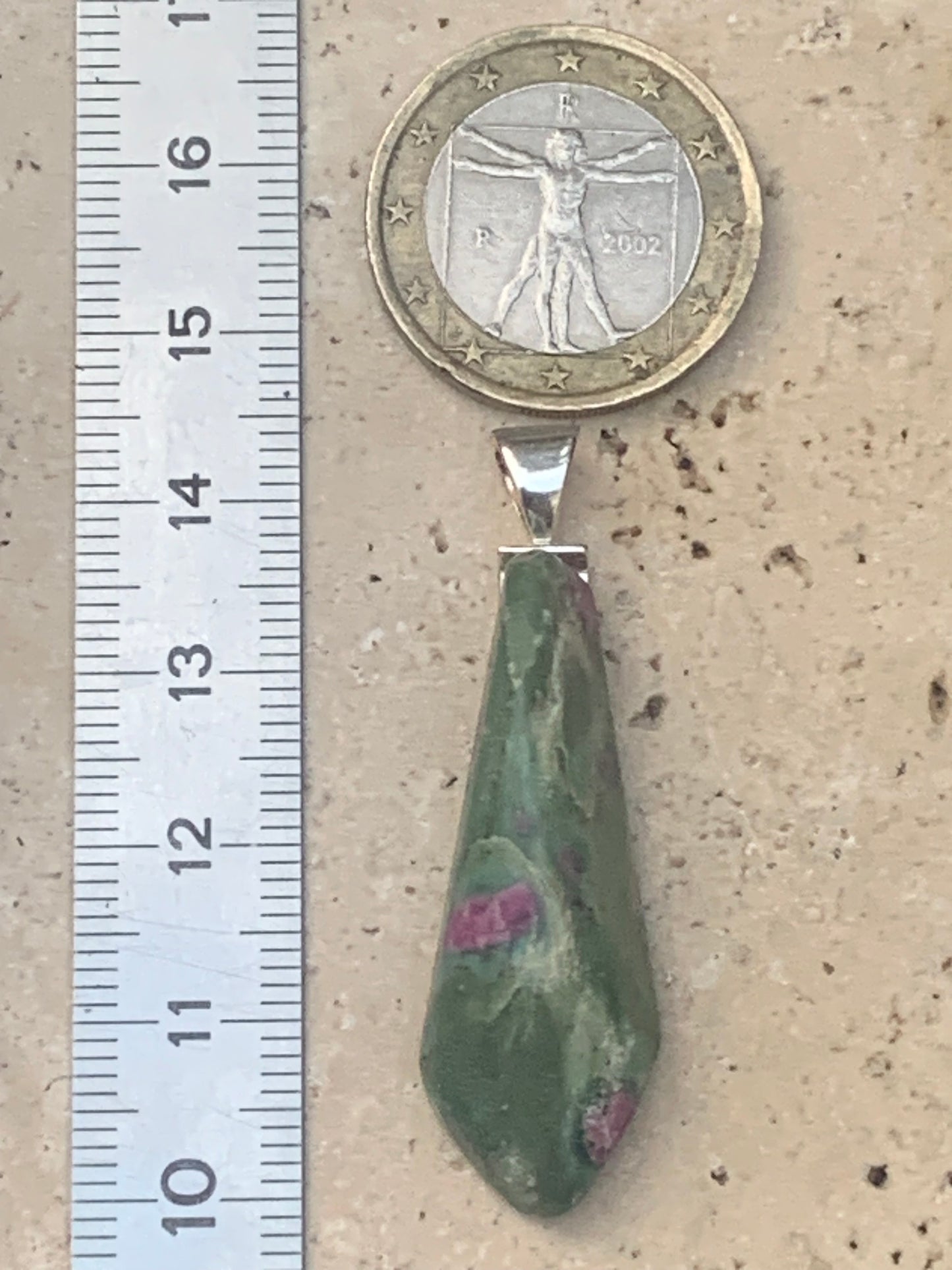 Rubis sur Fuchsite (micas vert), monté sur Argent par G & Z, de 45 mm de ht x14 x12. Vendu avec un cordon réglable de couleur noire !