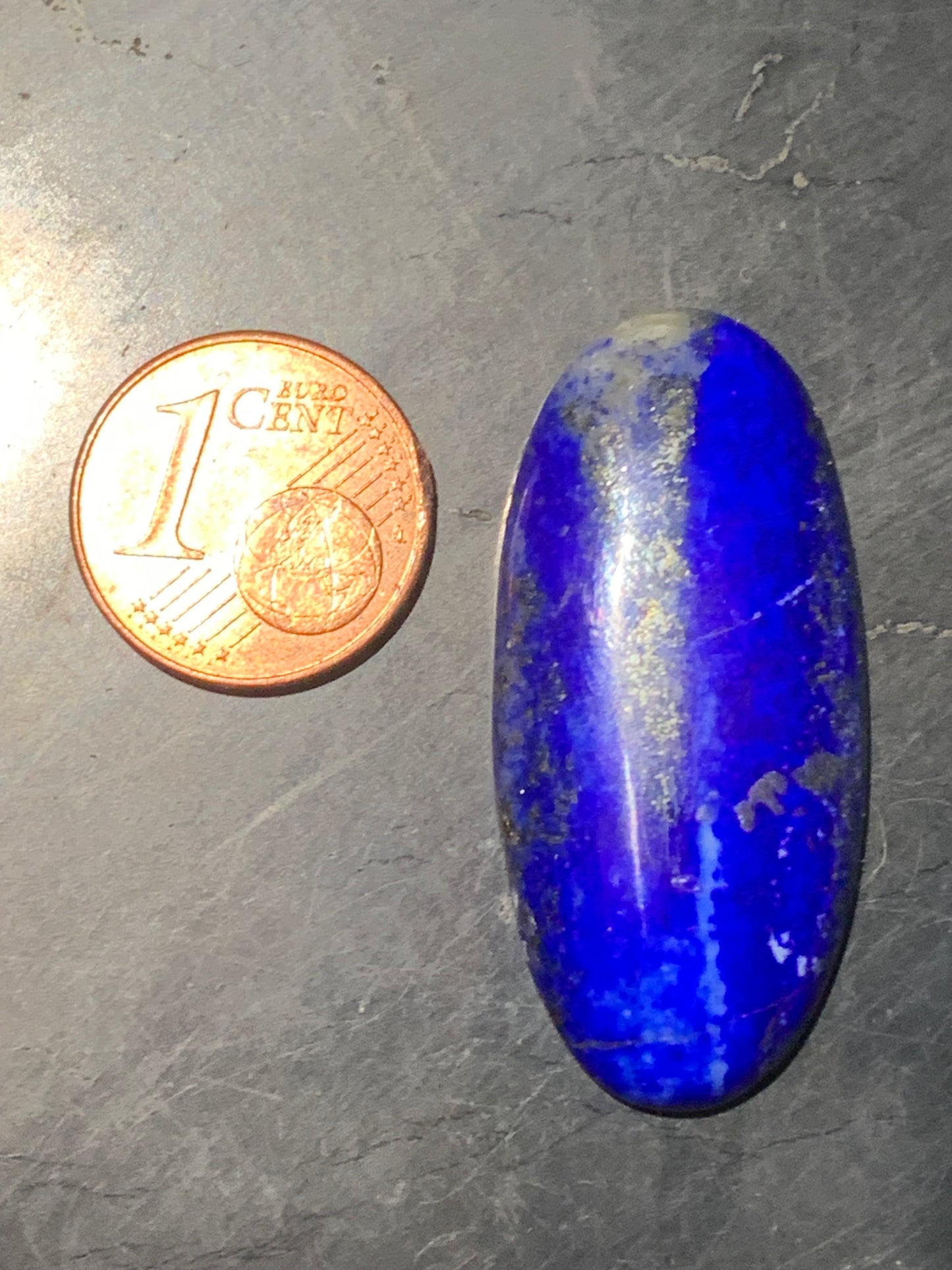 Lapis lazuli, cabochon de 36 mm x 17 x 7 - 42,5 carats. Parfait en bijouterie, collection ,exposition...