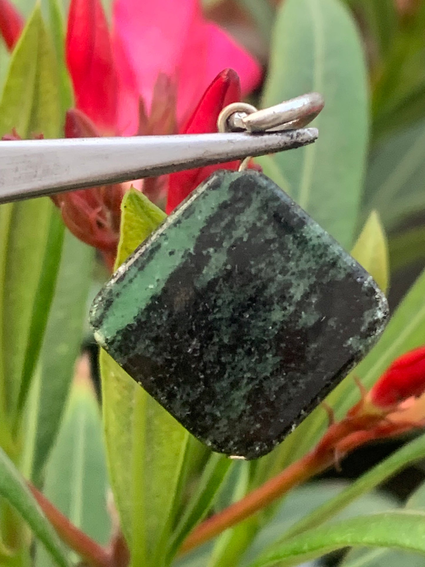 Zoisite, pendentif monté par Z° C°, de 37 mm de ht x25 x5. Vendu avec un cordon réglable de couleur noire !
