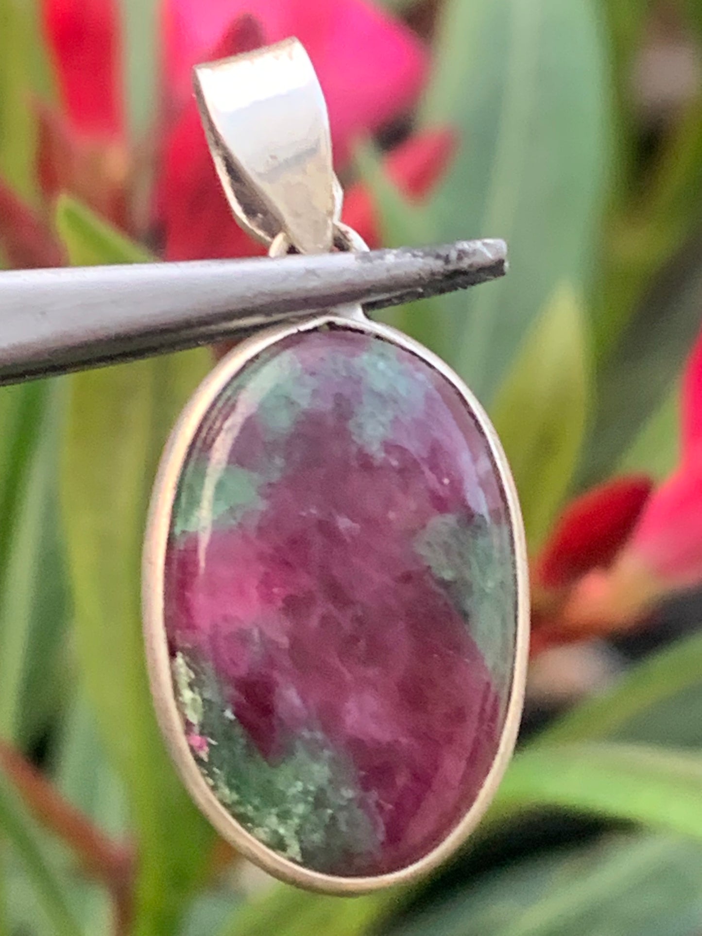 Rubis sur Fuchsite (micas vert), pendentif en Argent de 32 mm de ht x15 x5. Vendu avec un cordon réglable de couleur noire !