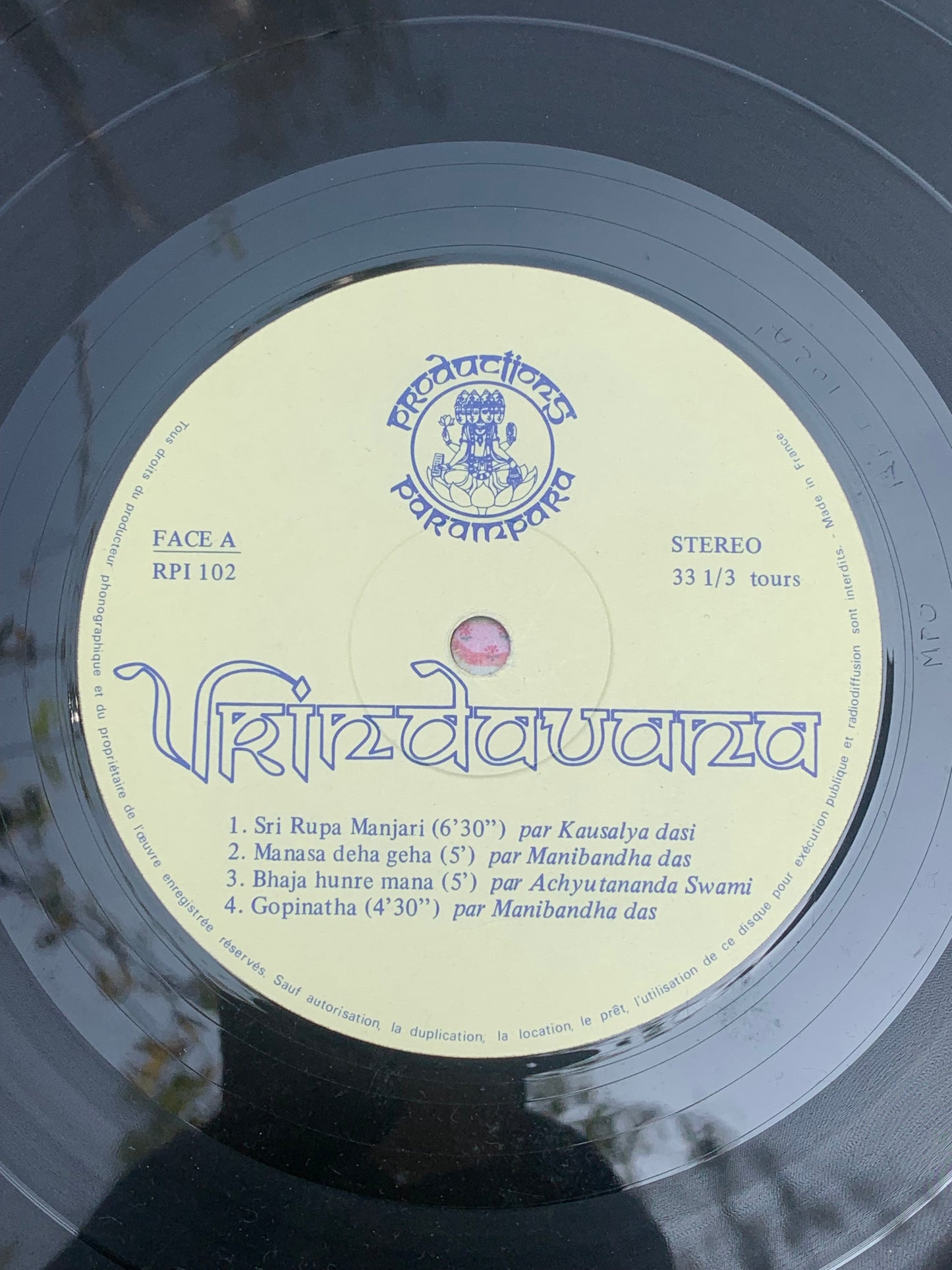 Disque vinyle - Artiste : Vrindavana - Label : Productions Parampara. Chant religieux Hindouiste !
