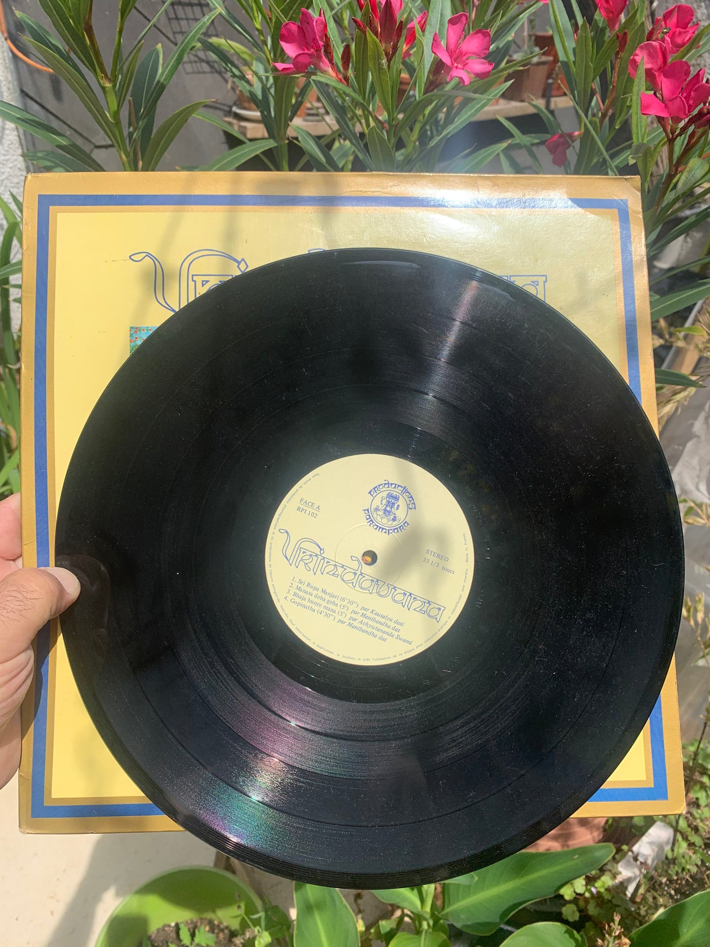 Disque vinyle - Artiste : Vrindavana - Label : Productions Parampara. Chant religieux Hindouiste !