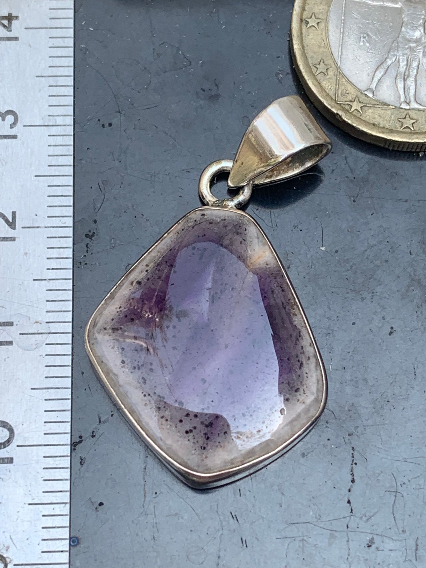 Améthyste 'super 7/ super seven', pendentif en Argent de 37mm de hauteur x 22 de largeur x 6 d'épaisseur. Vendu avec cordon réglable de couleur noire offert !
