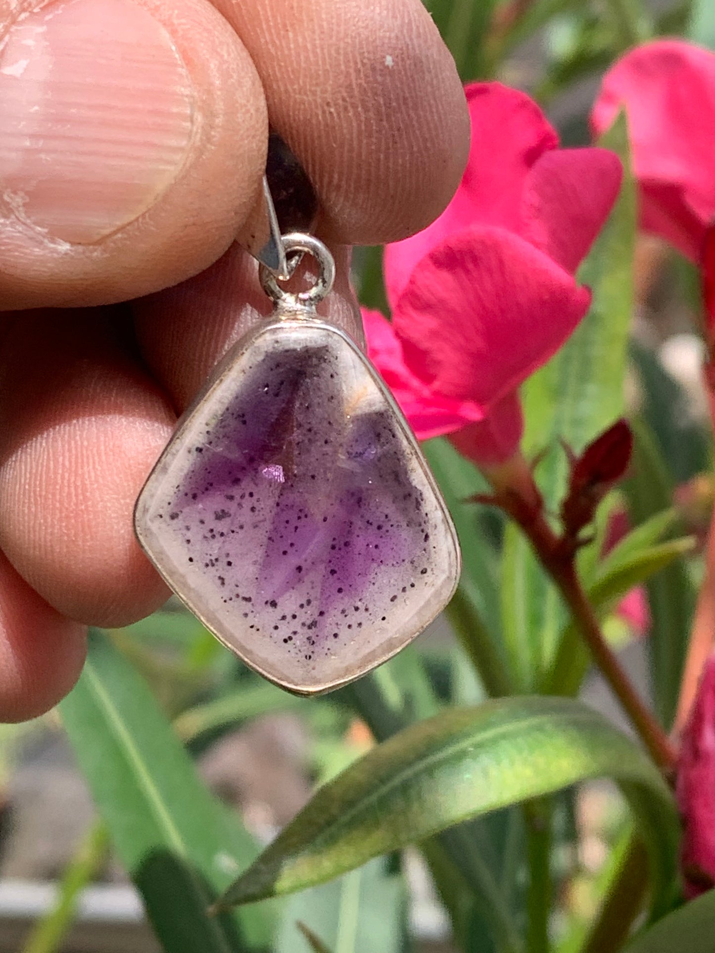 Améthyste 'super 7/ super seven', pendentif en Argent de 37mm de hauteur x 22 de largeur x 6 d'épaisseur. Vendu avec cordon réglable de couleur noire offert !