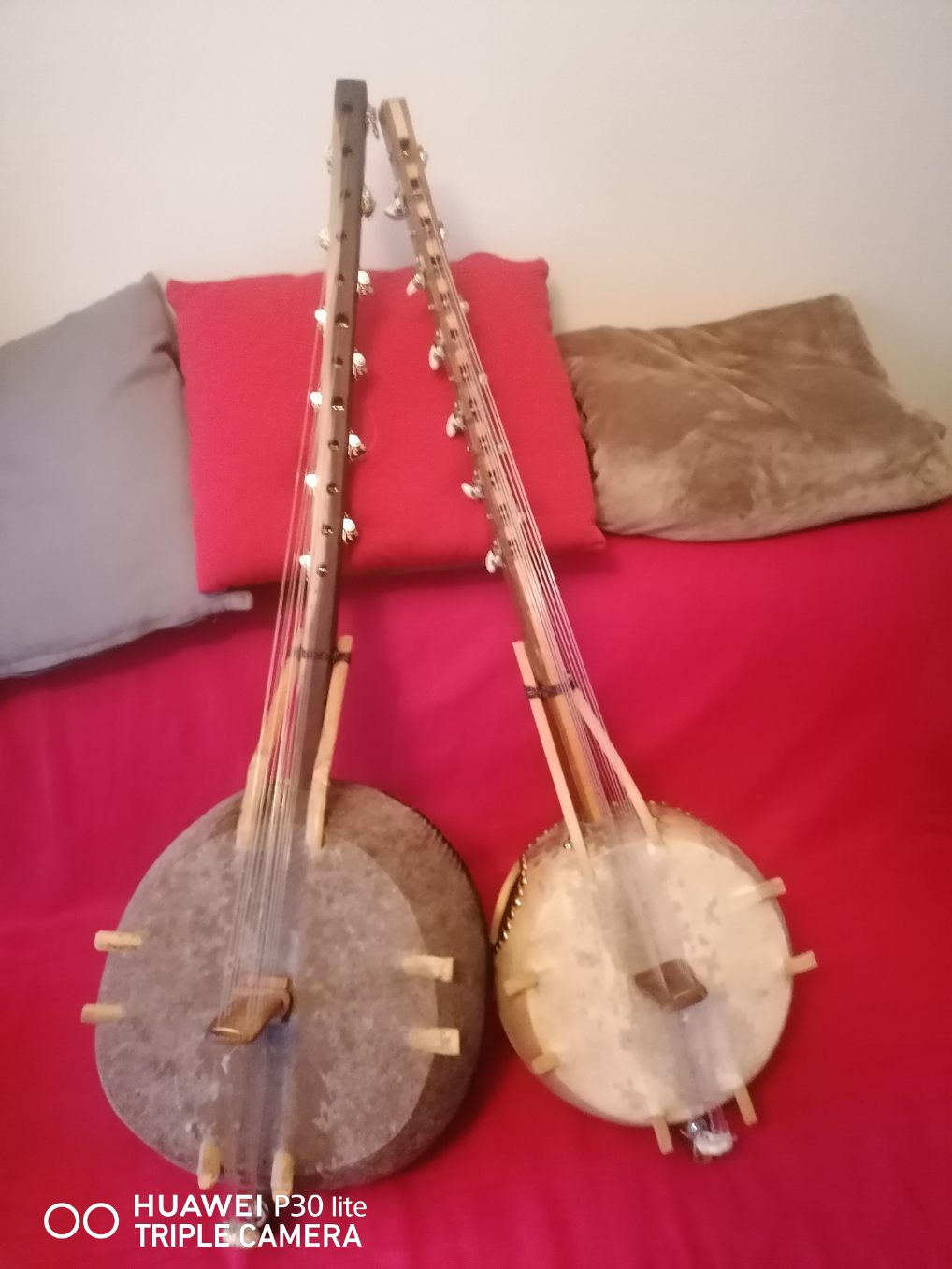 Kamélé n'Goni, 12 cordes en nylon, fait au Mali dans la tradition ! 1,10 mètres de hauteur, caisse en potiron de 35 centimètres de diamètre, la harpe Africaine !