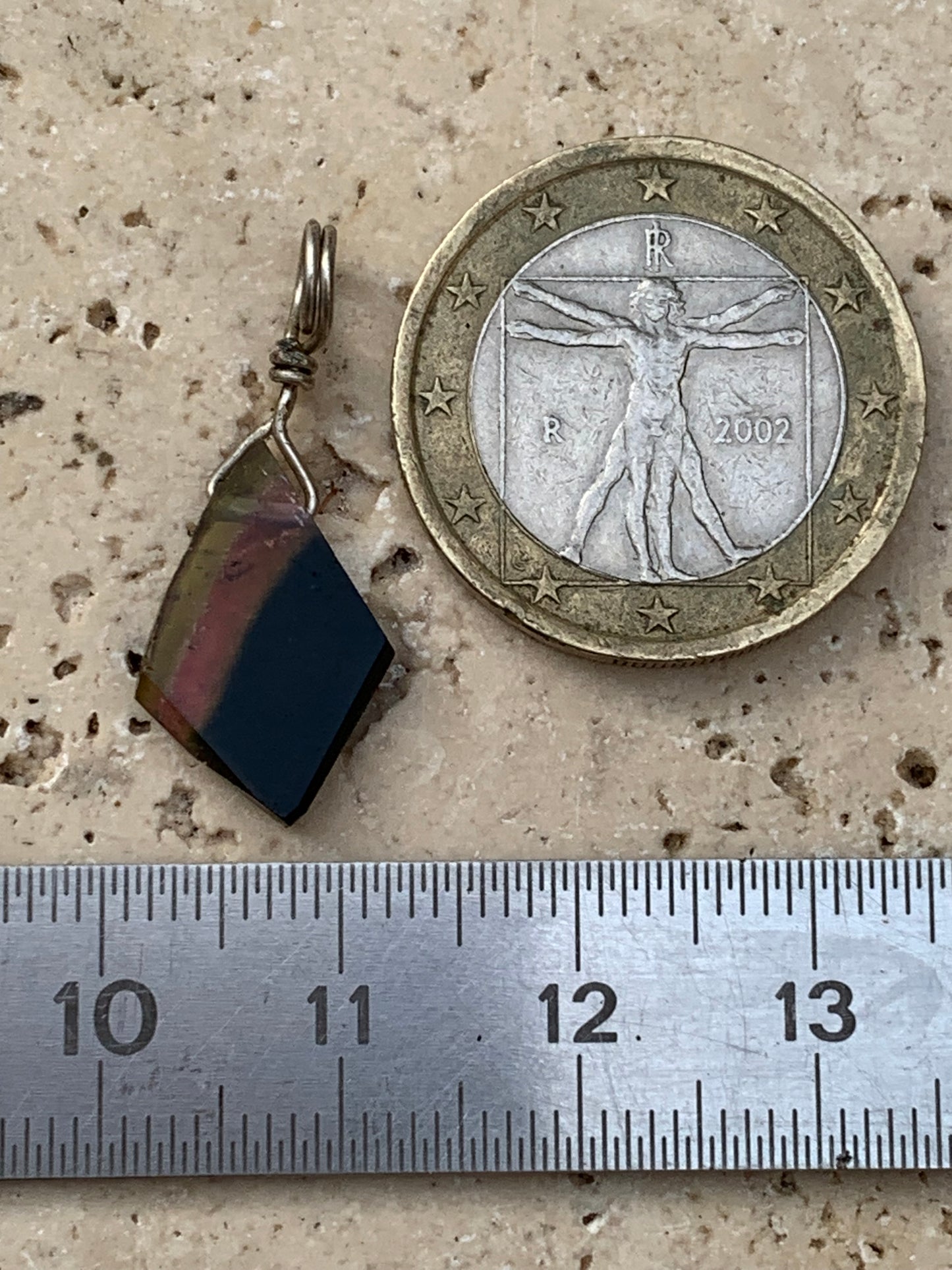 Tourmaline melon d'eau/ pastèque ! Pendentif en Argent fait par G&Z, 25 mm de hauteur x 10 de largeur x . Vendu avec cordon réglable de couleur noire !