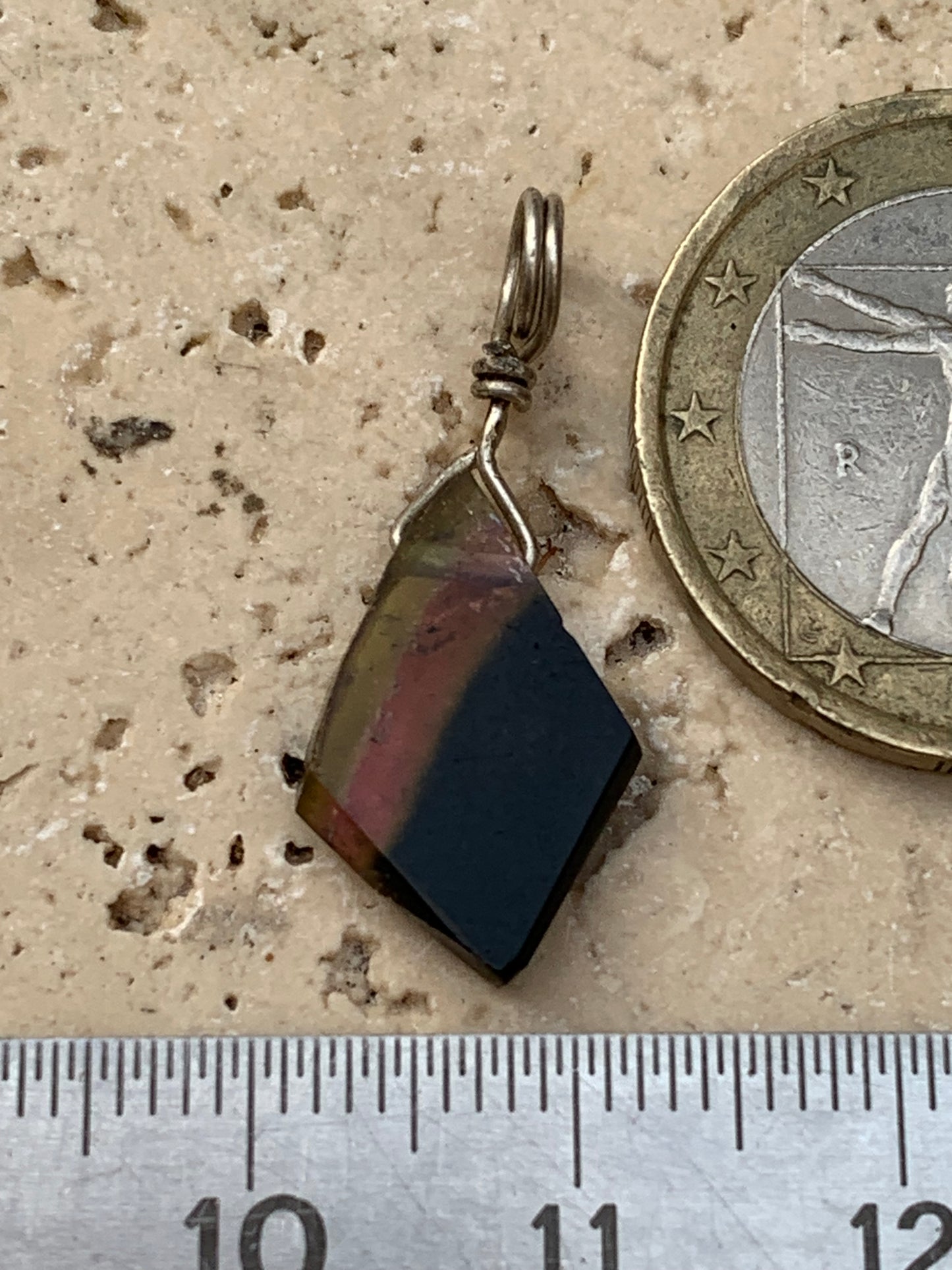 Tourmaline melon d'eau/ pastèque ! Pendentif en Argent fait par G&Z, 25 mm de hauteur x 10 de largeur x . Vendu avec cordon réglable de couleur noire !