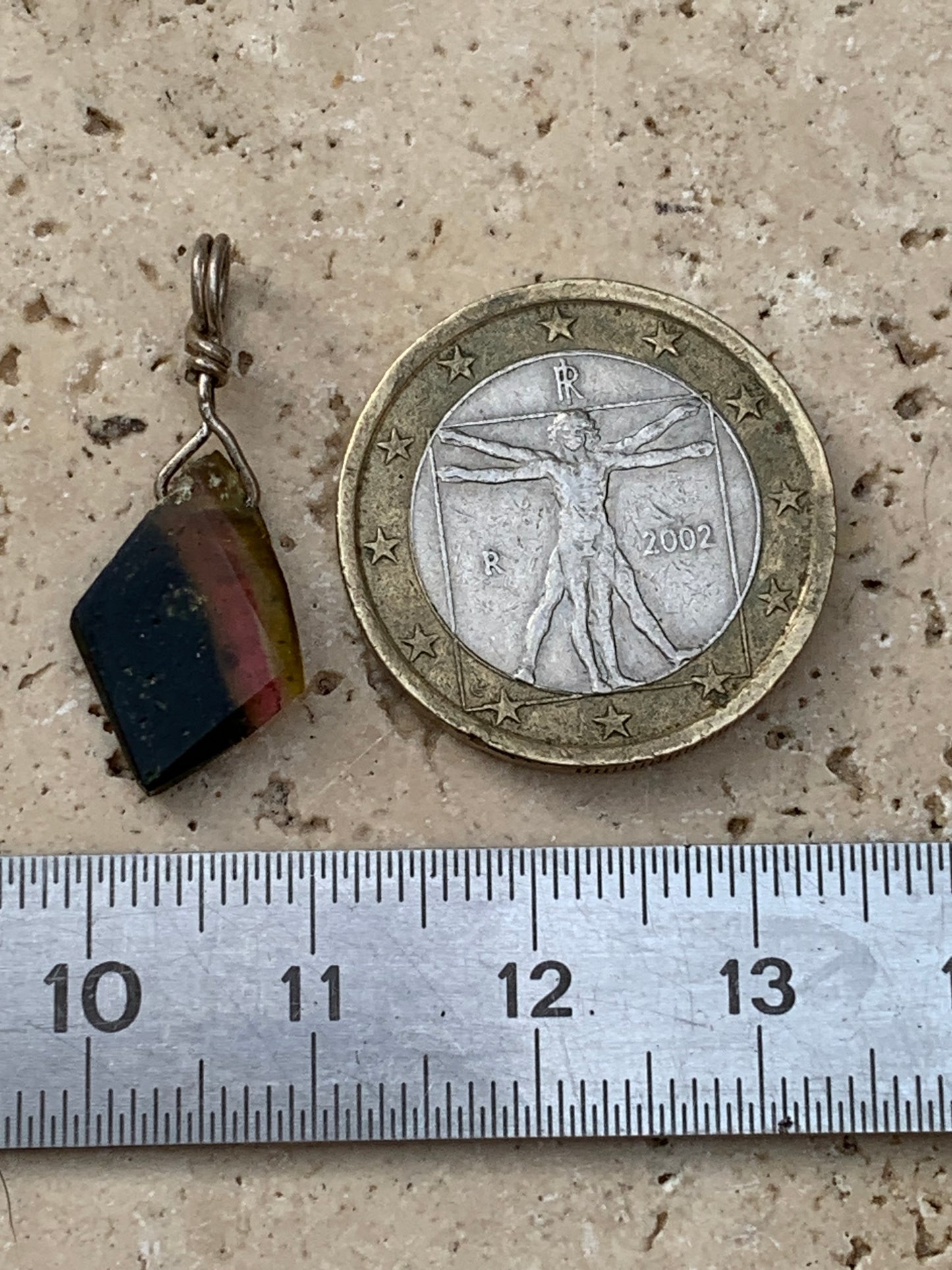 Tourmaline melon d'eau/ pastèque ! Pendentif en Argent fait par G&Z, 25 mm de hauteur x 10 de largeur x . Vendu avec cordon réglable de couleur noire !