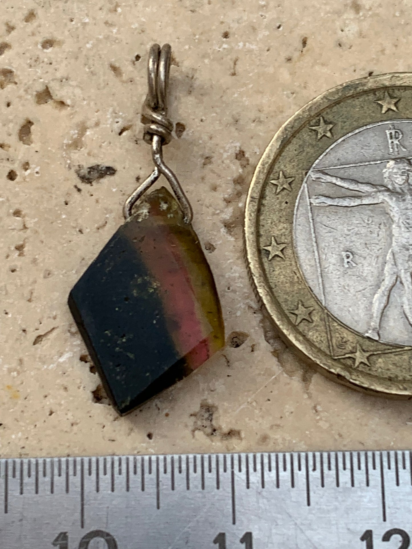 Tourmaline melon d'eau/ pastèque ! Pendentif en Argent fait par G&Z, 25 mm de hauteur x 10 de largeur x . Vendu avec cordon réglable de couleur noire !