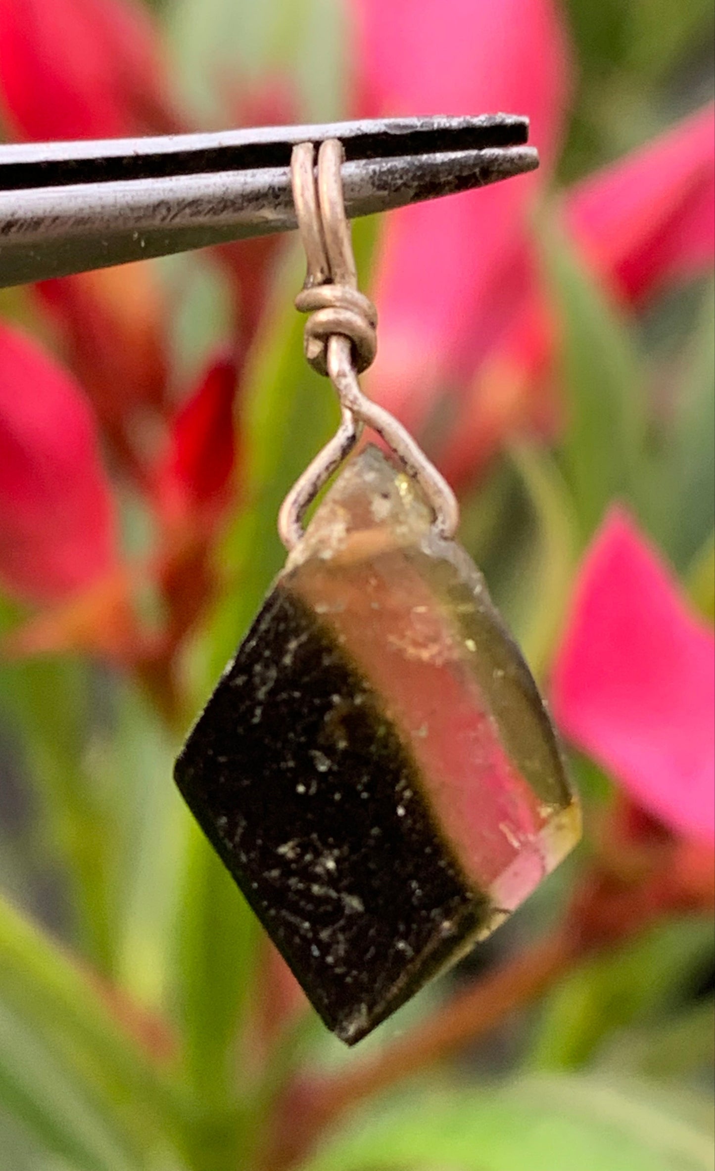 Tourmaline melon d'eau/ pastèque ! Pendentif en Argent fait par G&Z, 25 mm de hauteur x 10 de largeur x . Vendu avec cordon réglable de couleur noire !