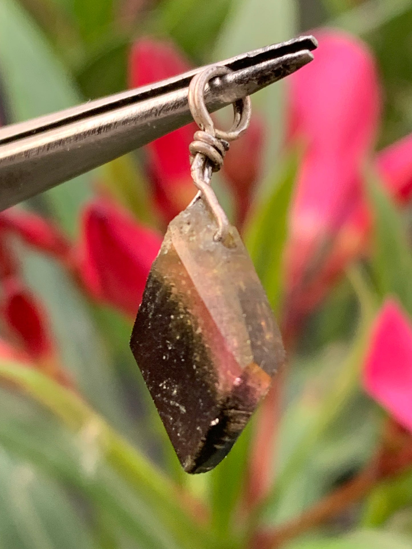 Tourmaline melon d'eau/ pastèque ! Pendentif en Argent fait par G&Z, 25 mm de hauteur x 10 de largeur x . Vendu avec cordon réglable de couleur noire !