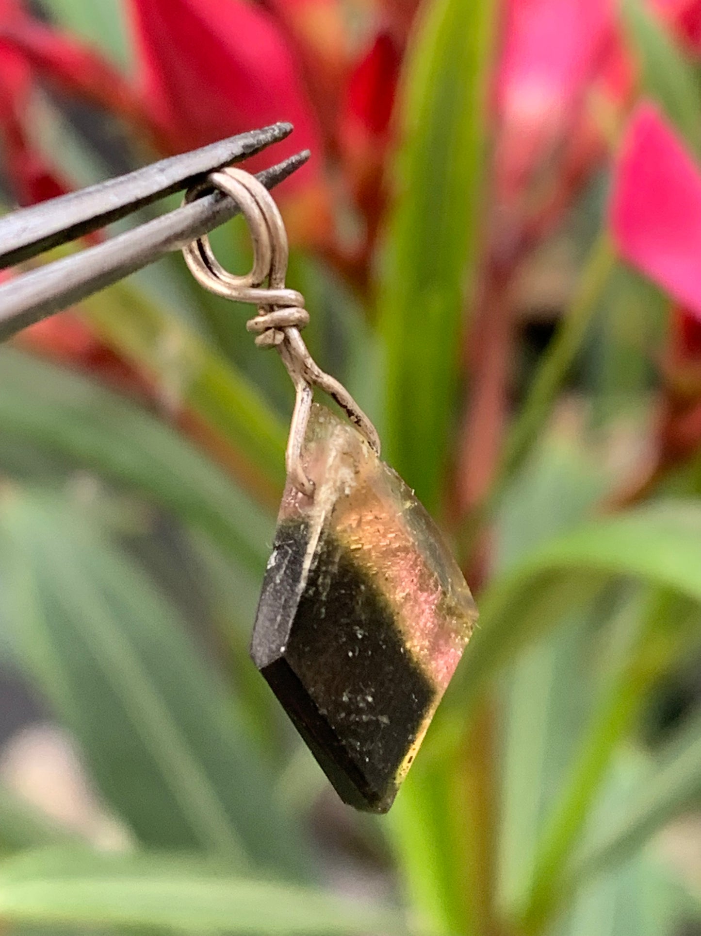 Tourmaline melon d'eau/ pastèque ! Pendentif en Argent fait par G&Z, 25 mm de hauteur x 10 de largeur x . Vendu avec cordon réglable de couleur noire !