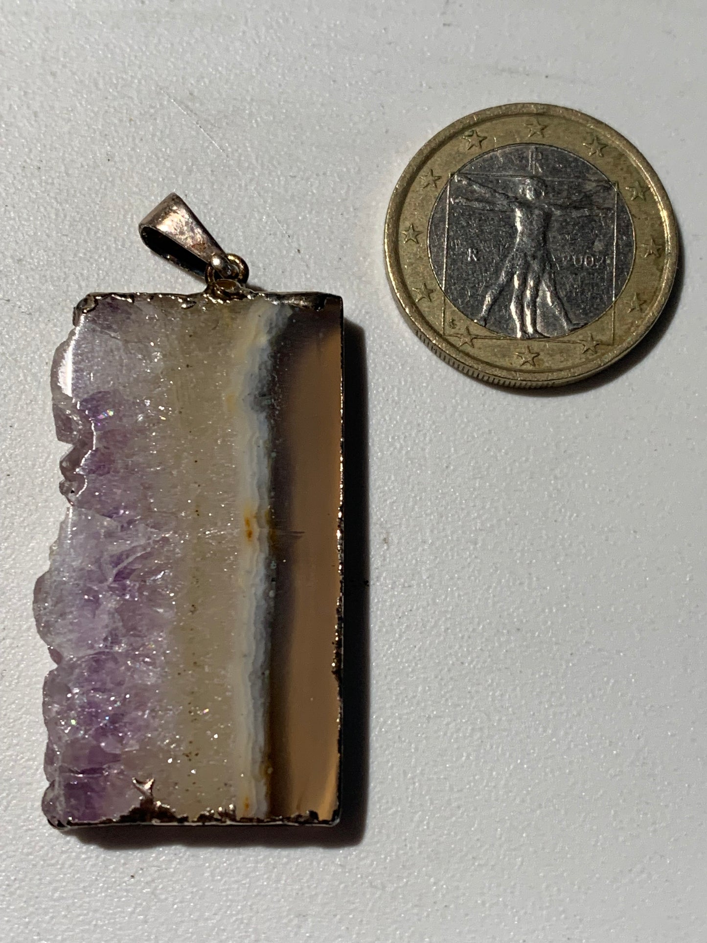 Améthyste, pendentif en 'tranche' de 40mm de hauteur x 23 de largeur x 6 d'épaisseur. Vendu avec cordon réglable de couleur noire offert !