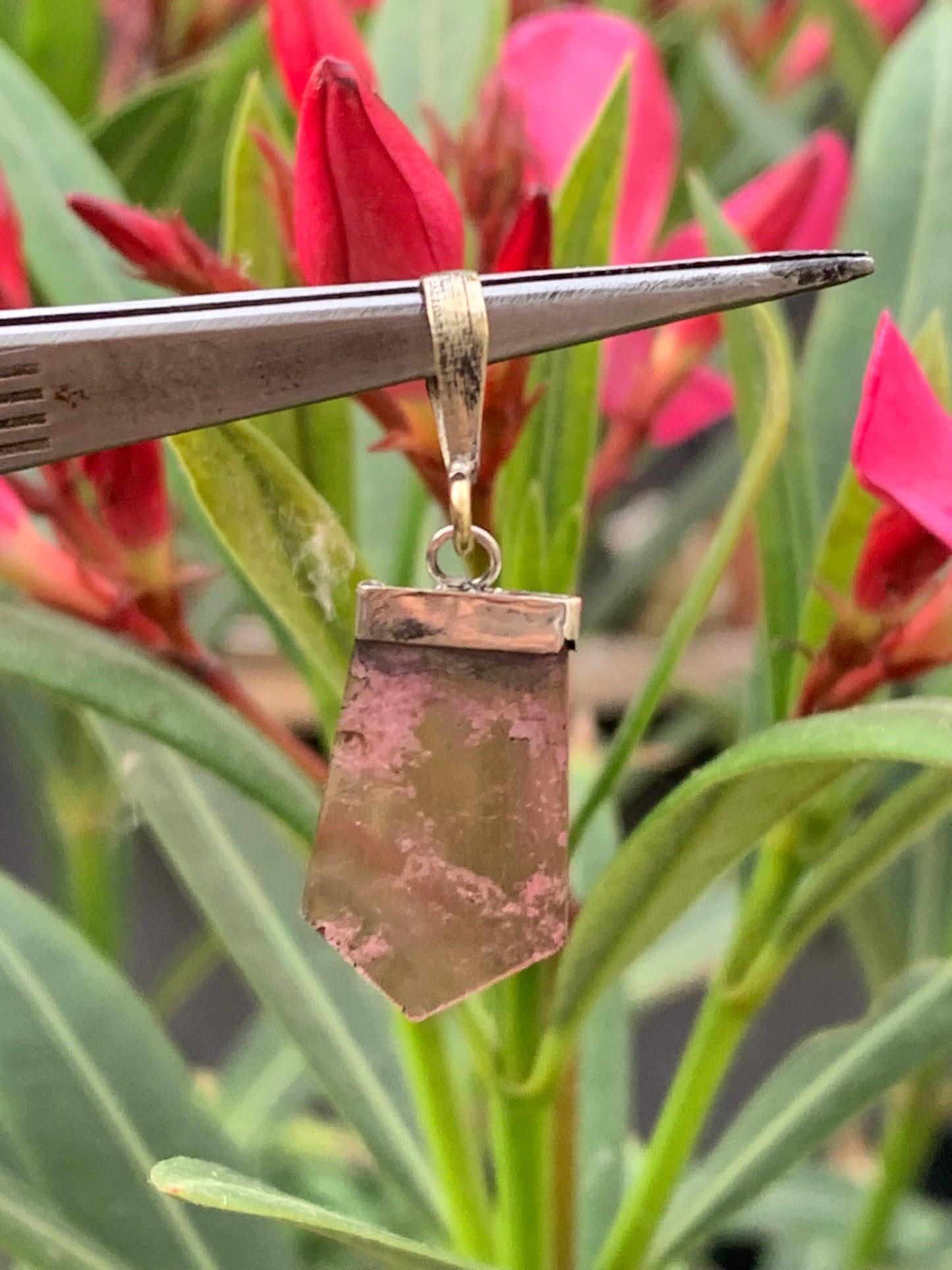 Tourmaline melon d'eau/ pastèque, pendentif en Argent de 36mm de hauteur x 14 de largeur x 2. Vendu avec cordon réglable de couleur noire !