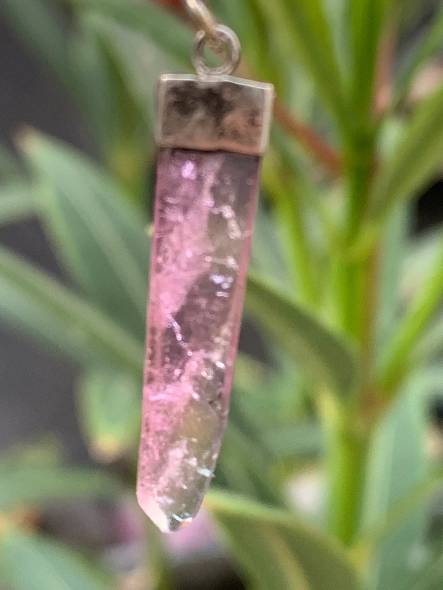 Tourmaline melon d'eau/ pastèque, pendentif en Argent de 40mm de hauteur x 6 de largeur x 2. Vendu avec cordon réglable de couleur noire !