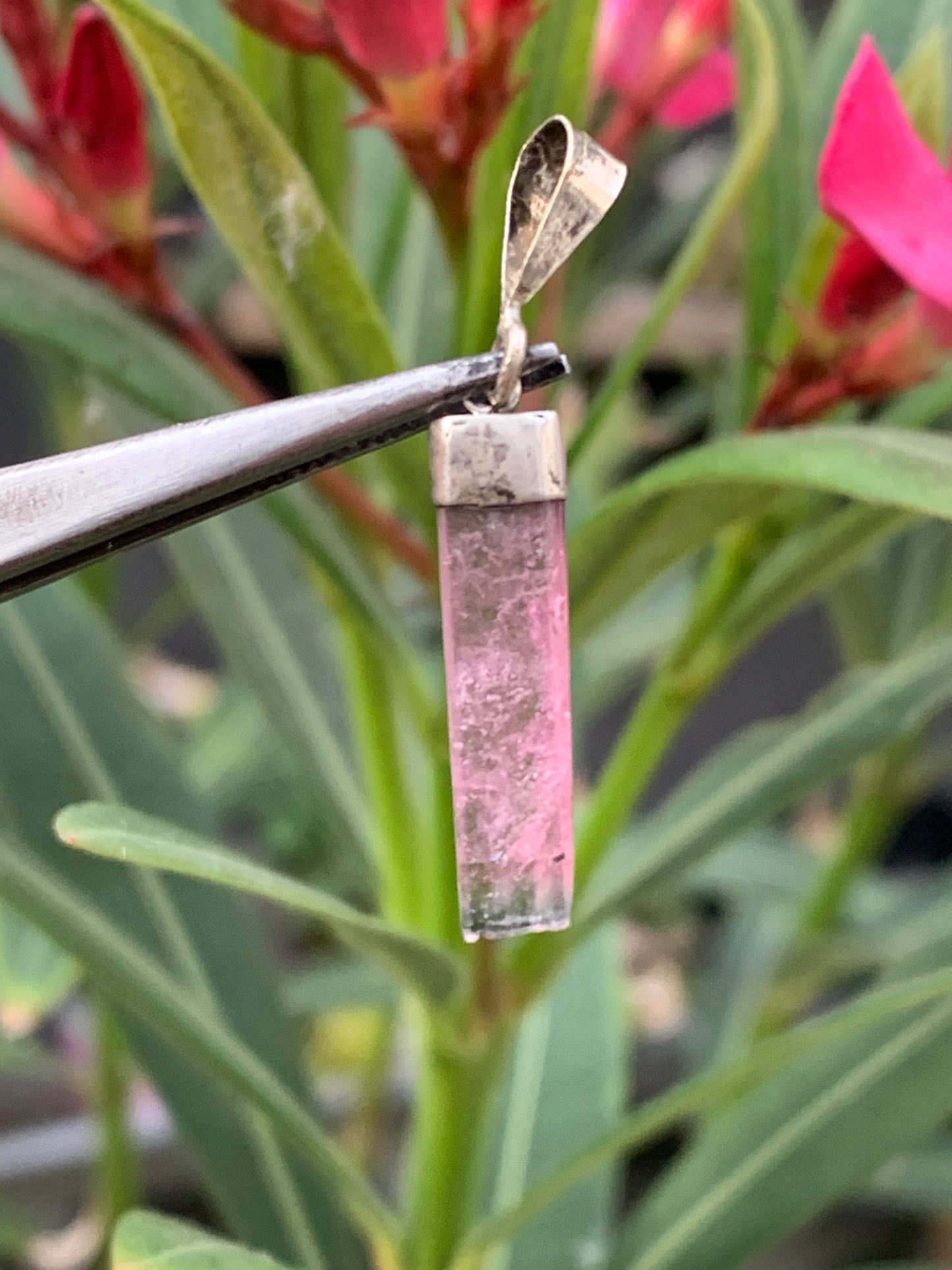 Tourmaline melon d'eau/ pastèque, pendentif en Argent de 36mm de hauteur x 6 de largeur x 2. Vendu avec cordon réglable de couleur noire !