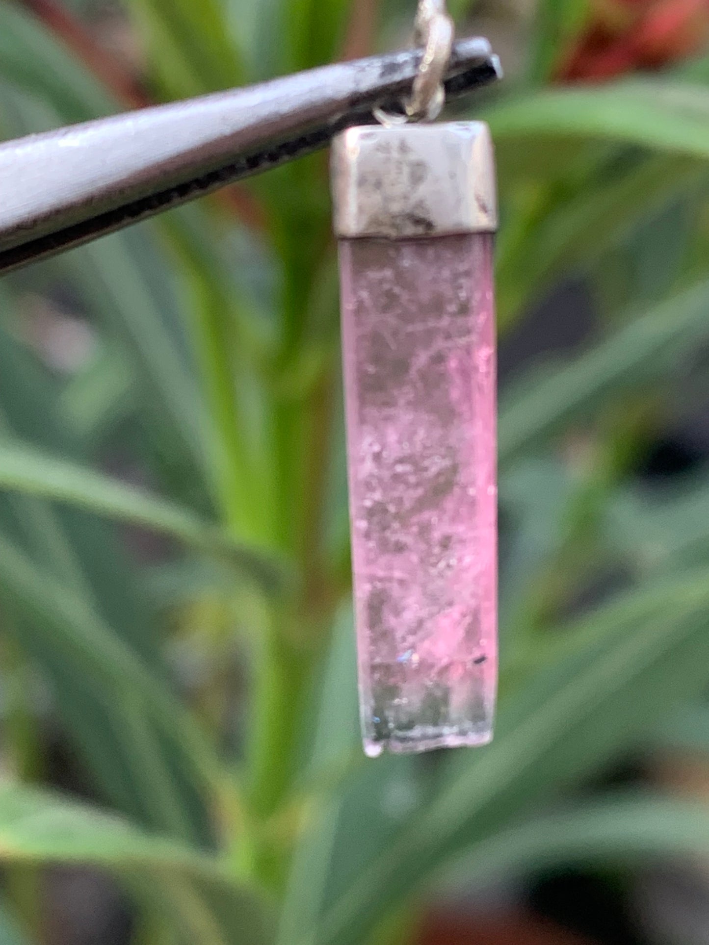 Tourmaline melon d'eau/ pastèque, pendentif en Argent de 36mm de hauteur x 6 de largeur x 2. Vendu avec cordon réglable de couleur noire !