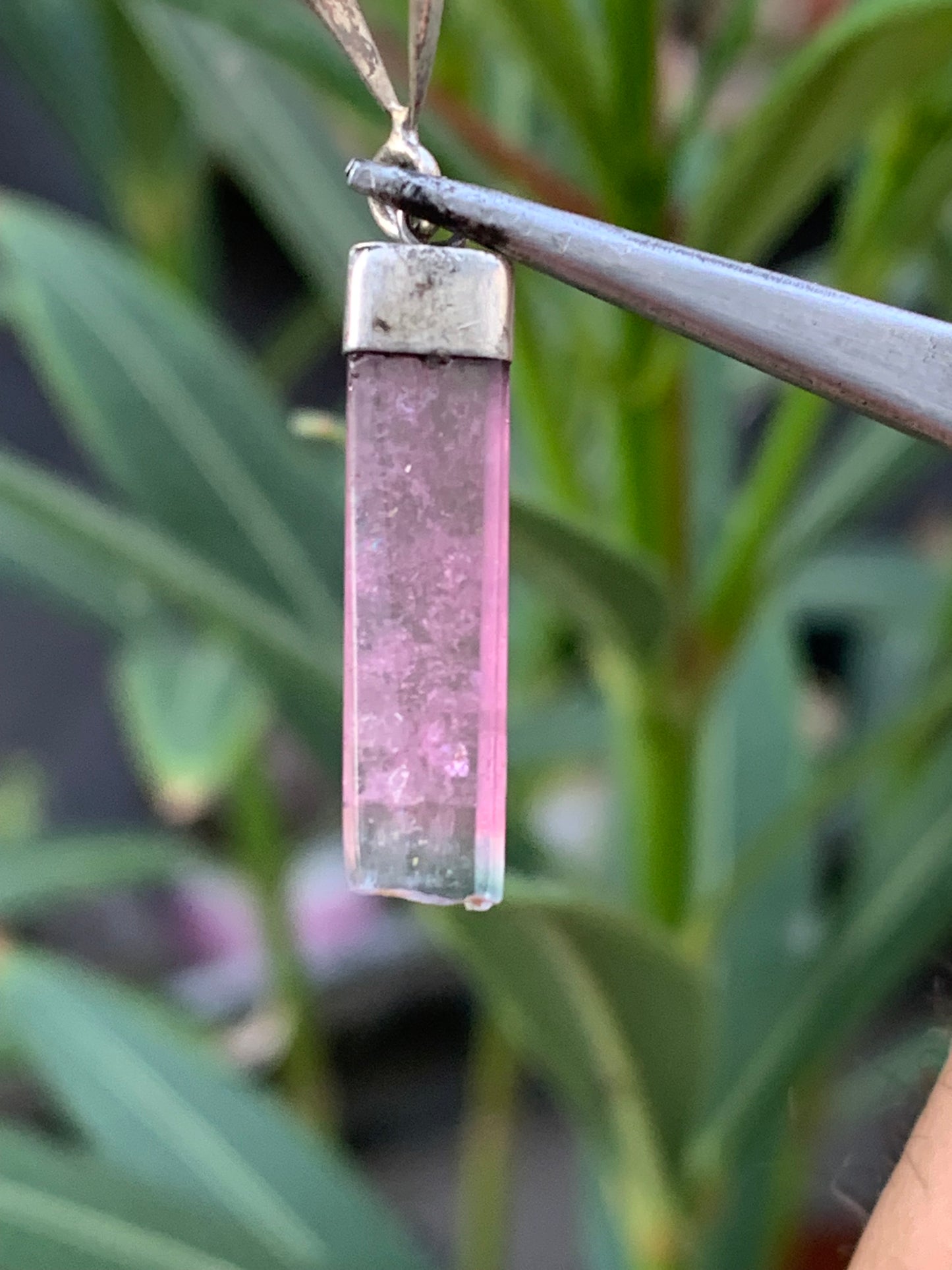 Tourmaline melon d'eau/ pastèque, pendentif en Argent de 36mm de hauteur x 6 de largeur x 2. Vendu avec cordon réglable de couleur noire !