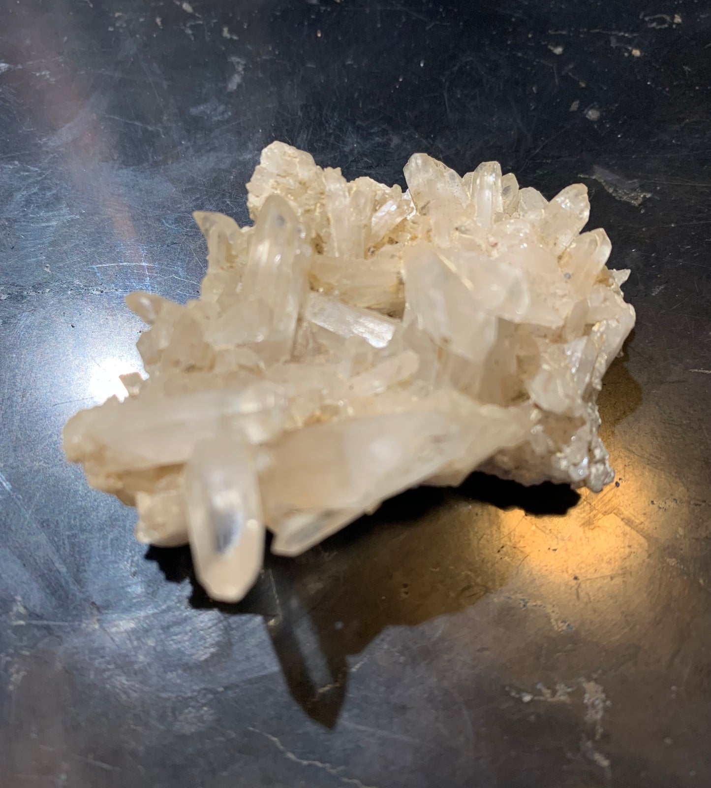 Cristal de roche (France) - Petite druse de petits cristaux - 54 L x 44 l x 24 h mm - 30 grammes - Très belle pureté !