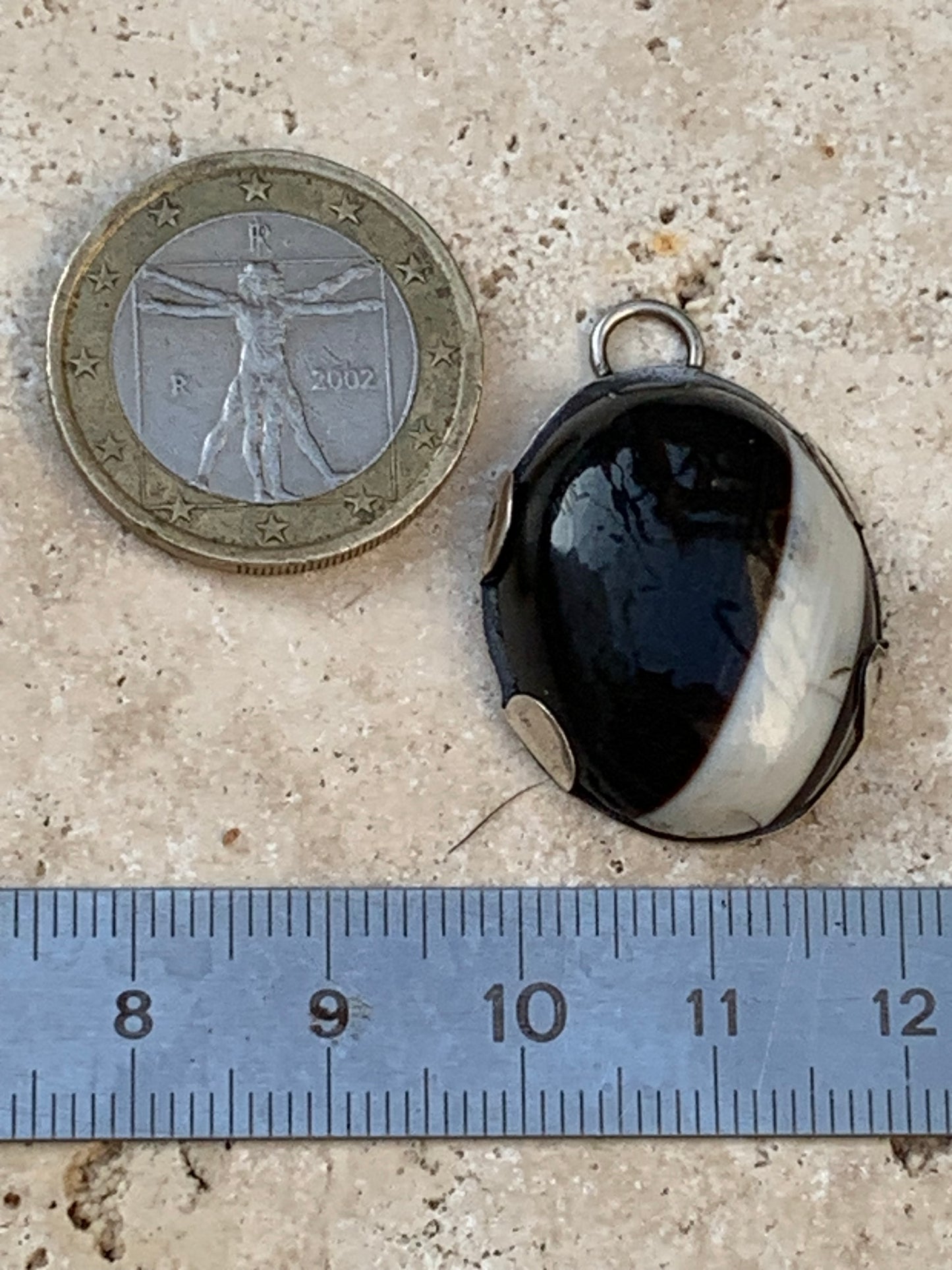 Agate noire, pendentif en Argent de 30mm de hauteur x22 de largeur x8 d'épaisseur. Vendu avec cordon réglable !