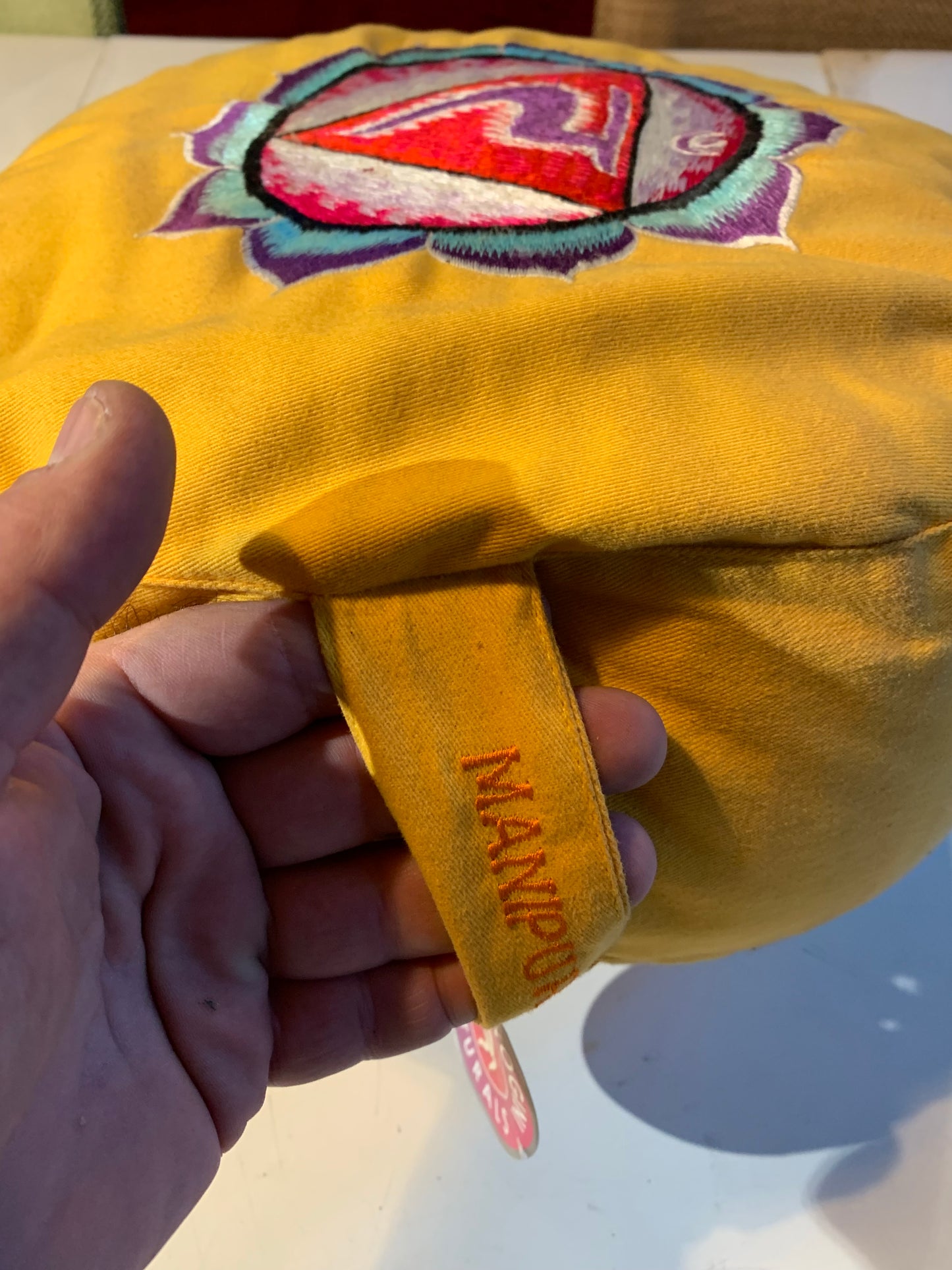 Idée cadeau : Set de méditation et yoga Zen Curiosity : Bol chantant, galet et pierre de sélénite, boîte d’encens, 2 bâtons de Palo Santo + Option coussin jaune du chakra du plexus solaire