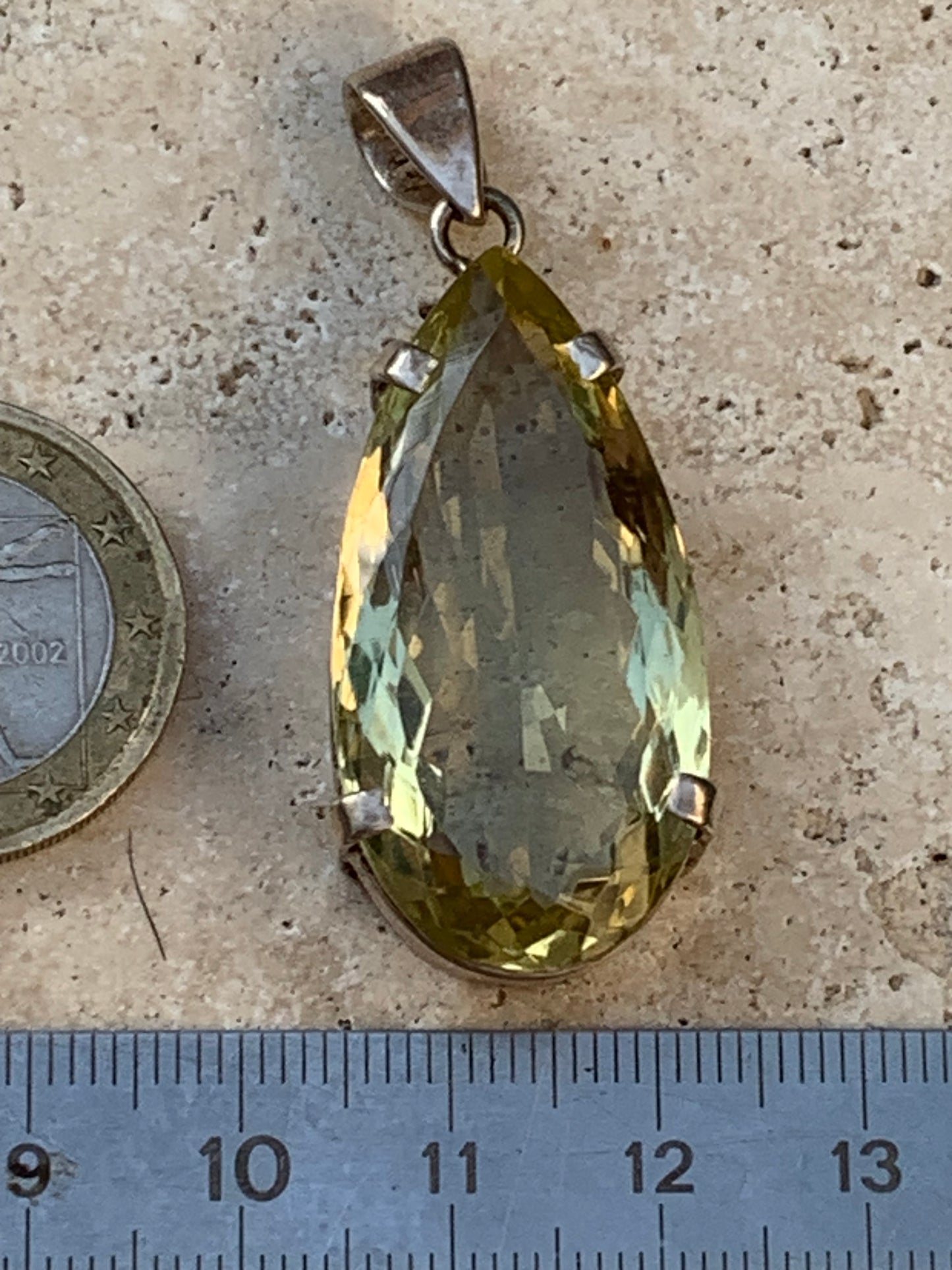 Citrine, pendentif en Argent de 47mm de hauteur x 20 de largeur x 12 d'épaisseur. Vendu avec cordon réglable !