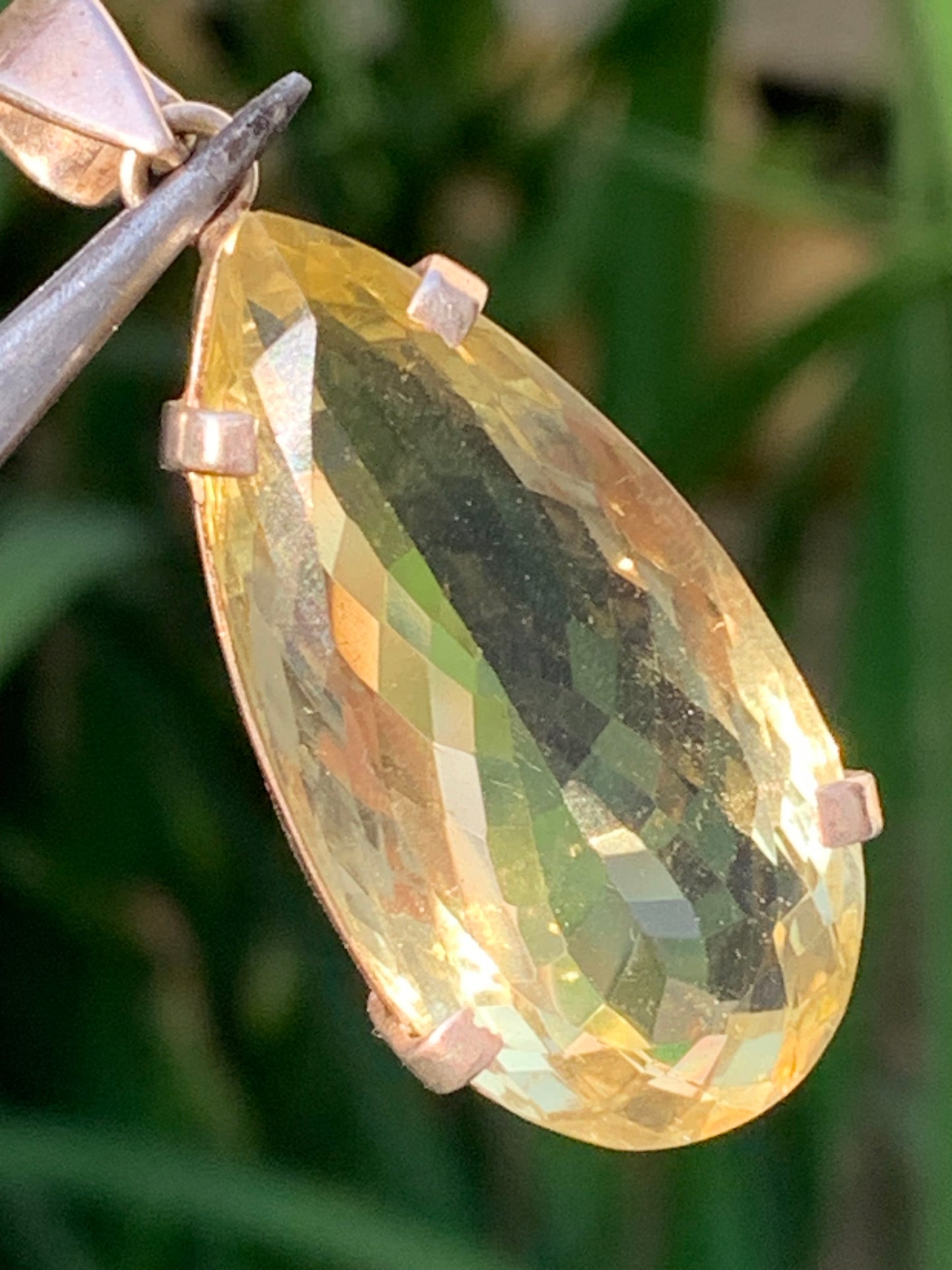 Citrine, pendentif en Argent de 47mm de hauteur x 20 de largeur x 12 d'épaisseur. Vendu avec cordon réglable !