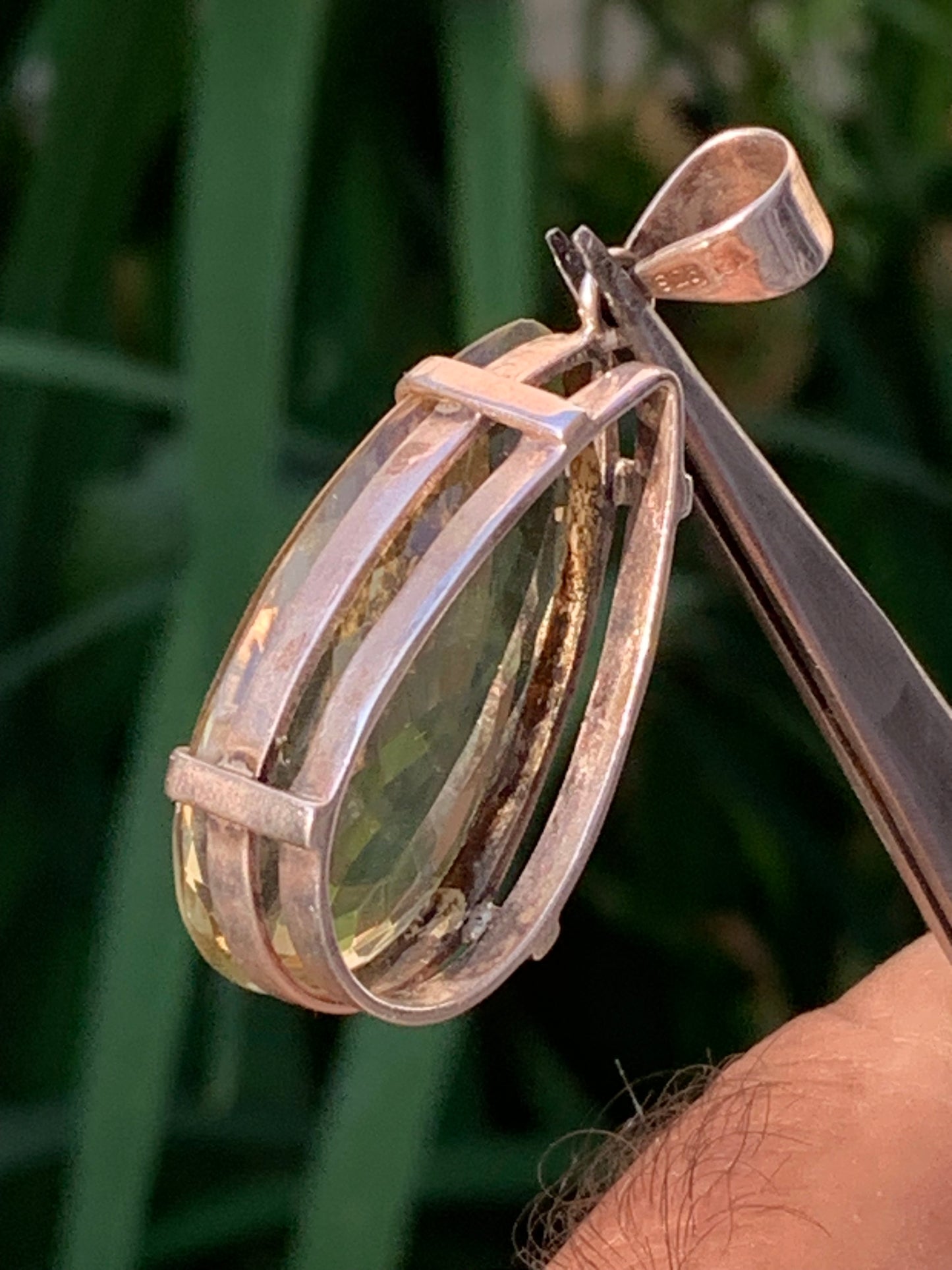 Citrine, pendentif en Argent de 47mm de hauteur x 20 de largeur x 12 d'épaisseur. Vendu avec cordon réglable !