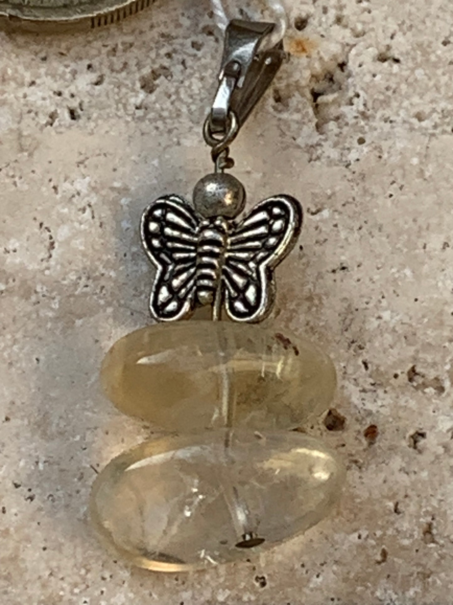 Citrine, pendentif en Argent de 35 mm de hauteur x15 de largeur x 10 d'épaisseur. Vendu avec cordon réglable !